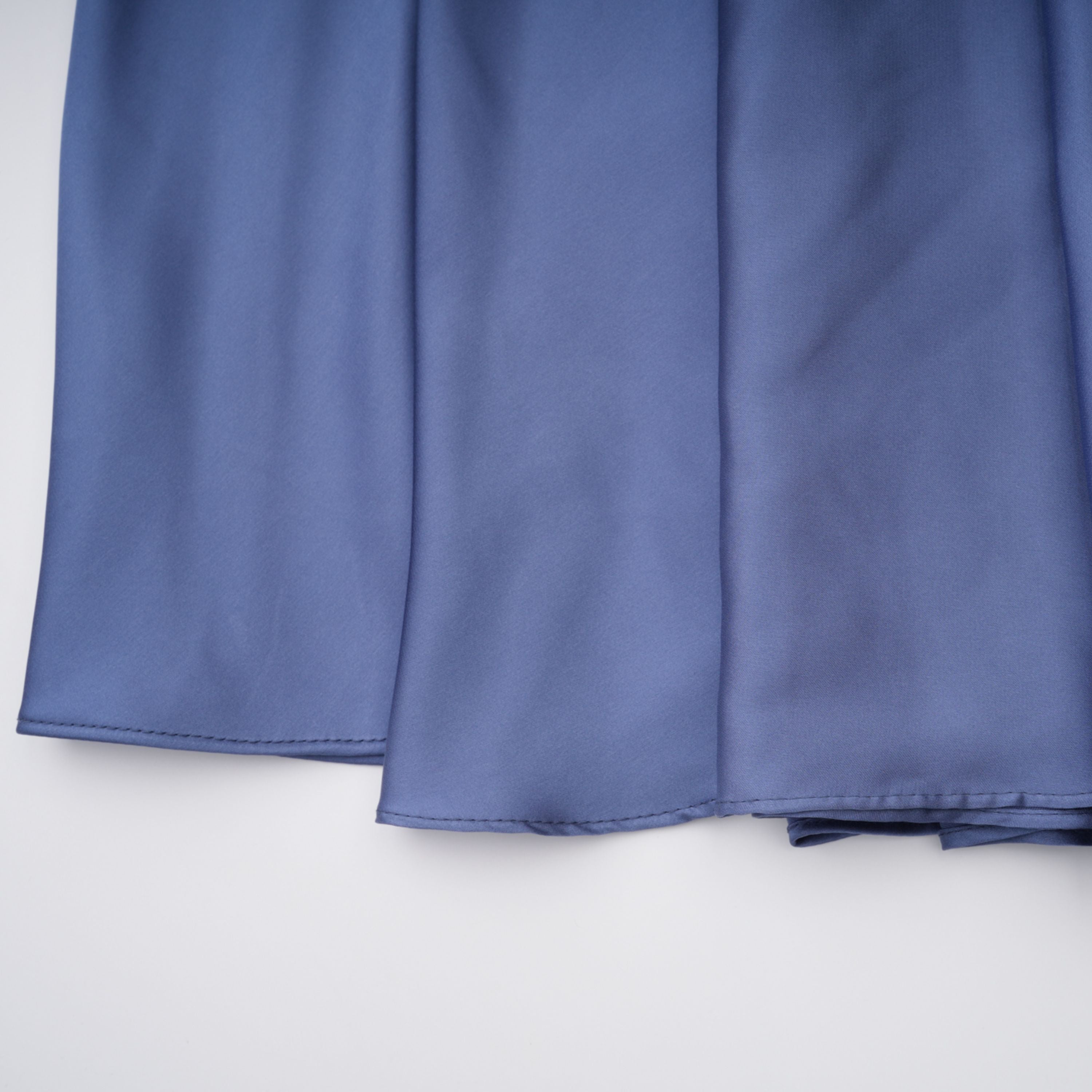 Angelína Blau Diagonal Plissiertes Maxikleid mit Raffungen