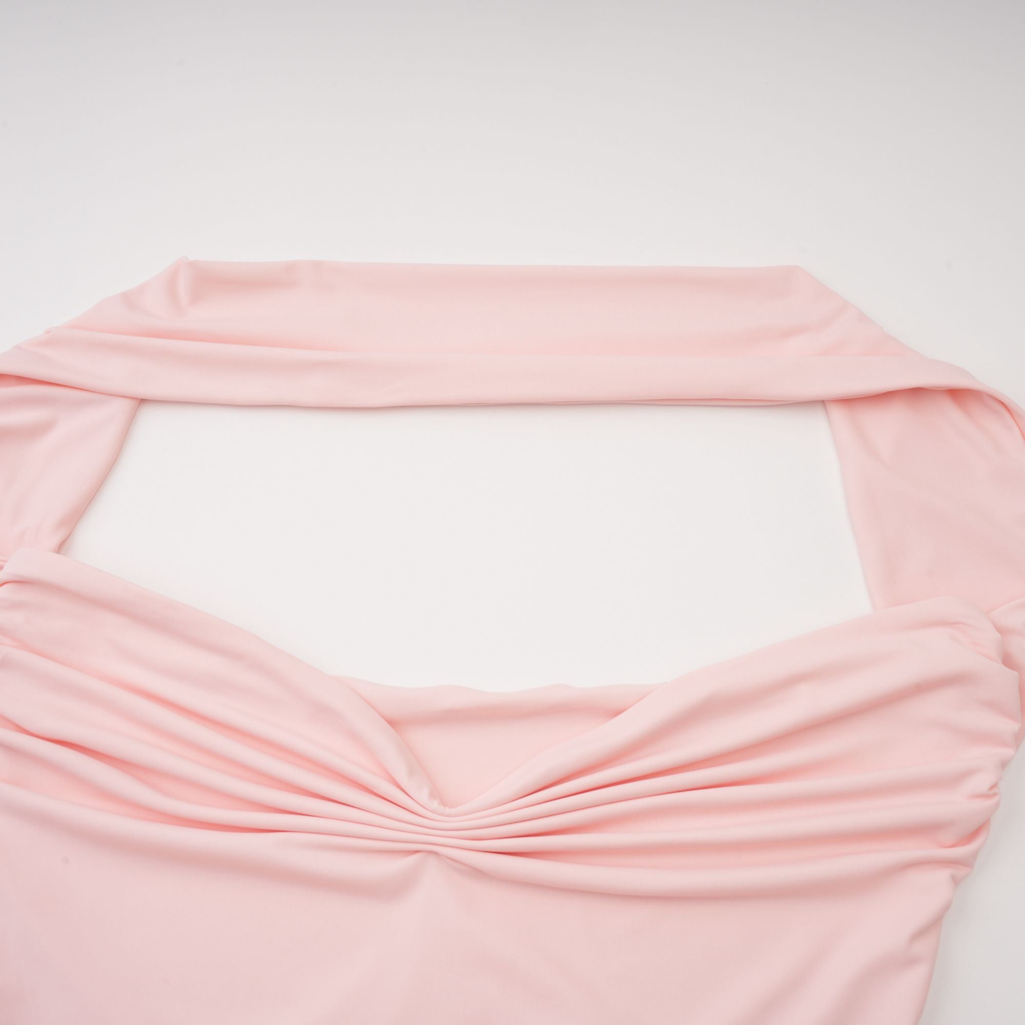 فستان ماكسي وردي بفتحة صدر على شكل قلب من ريفيري