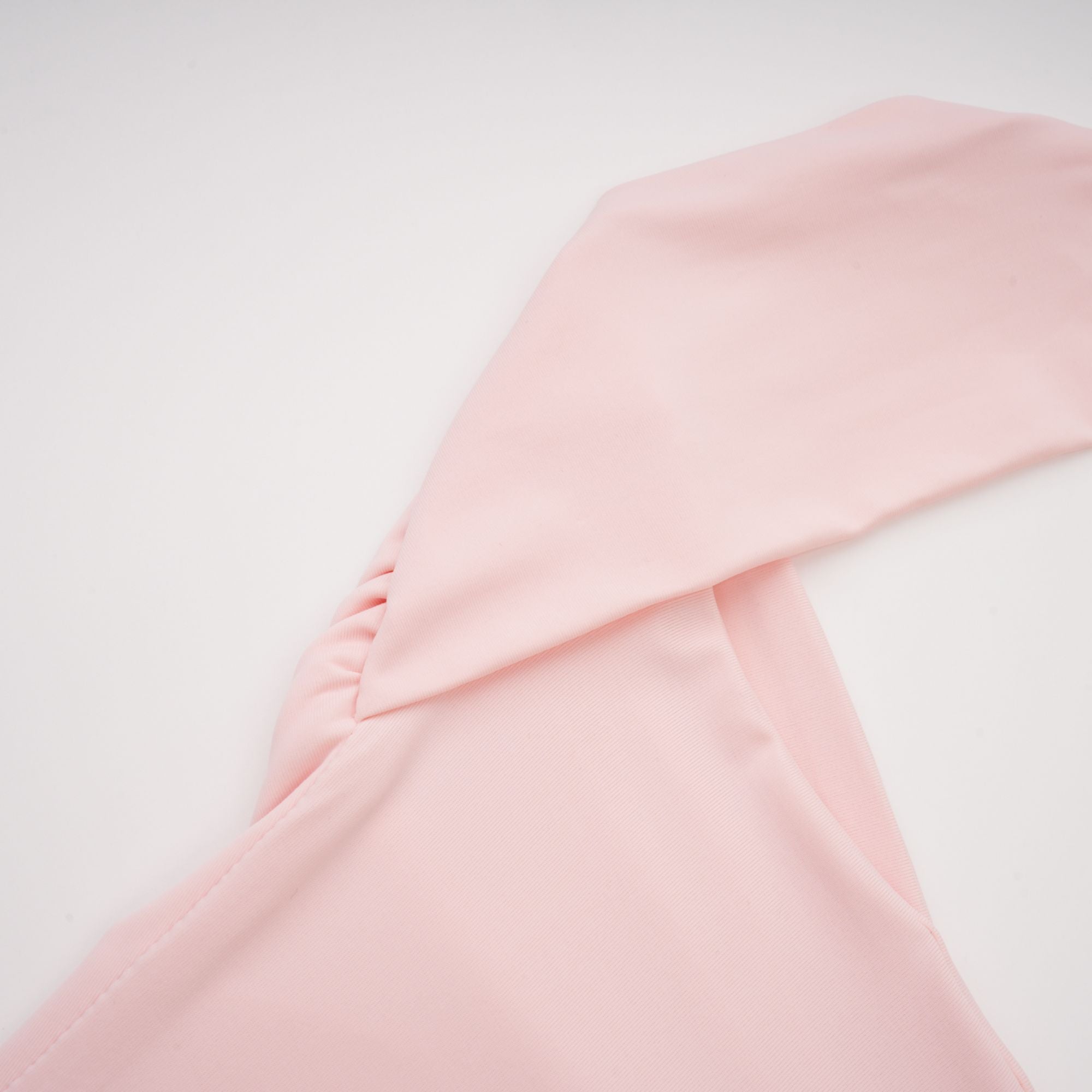 فستان ماكسي وردي بفتحة صدر على شكل قلب من ريفيري