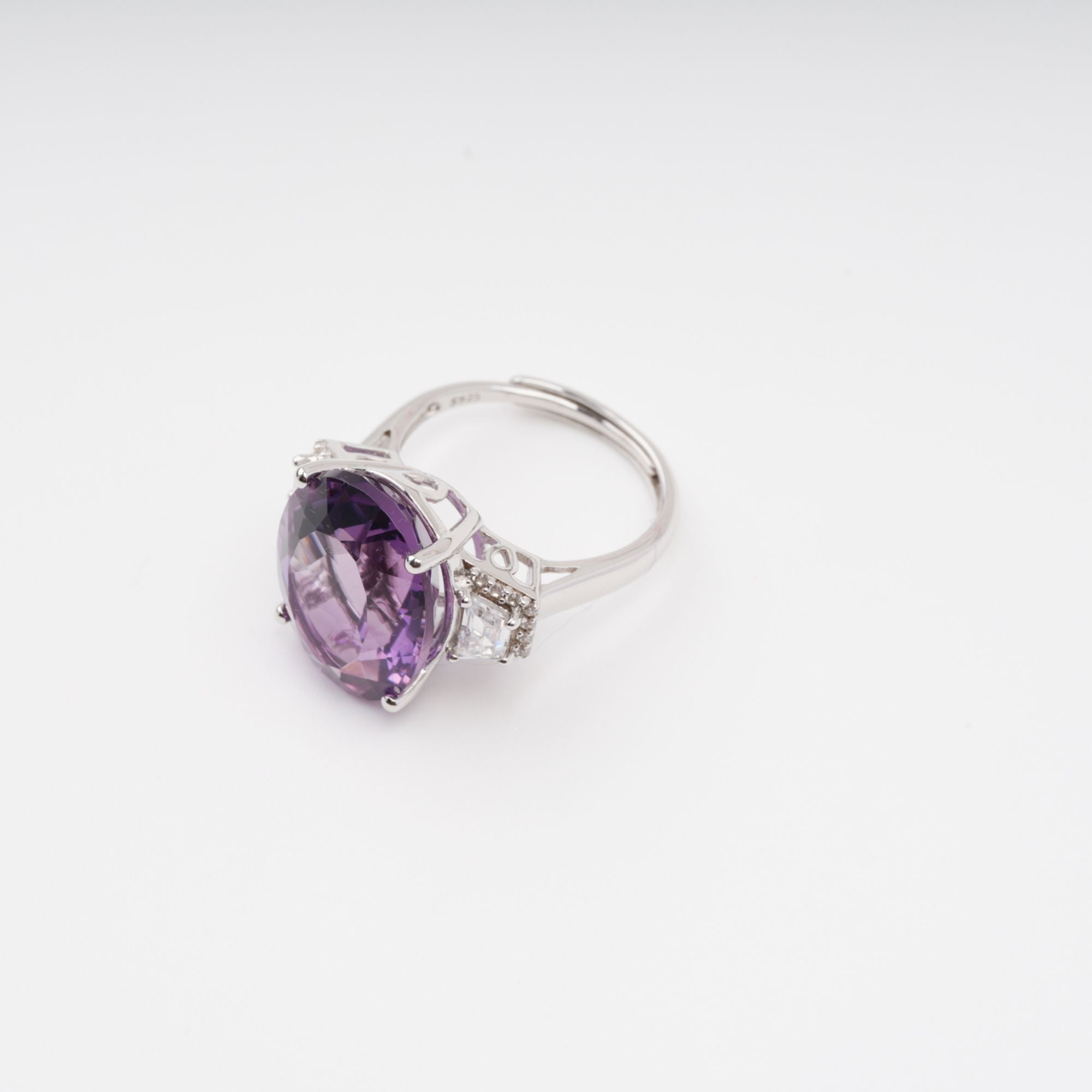 Héraldique Sterling-Silberring mit ovalem violettem Edelstein