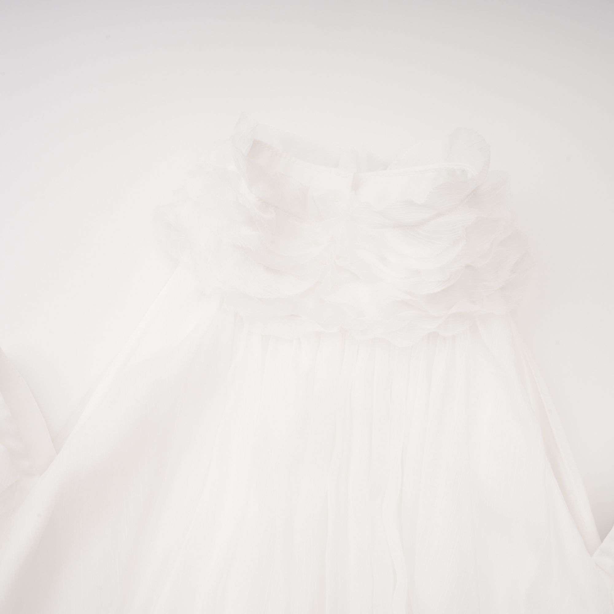 فستان قصير أبيض غير متماثل من Déotille بتصميم مطوّع