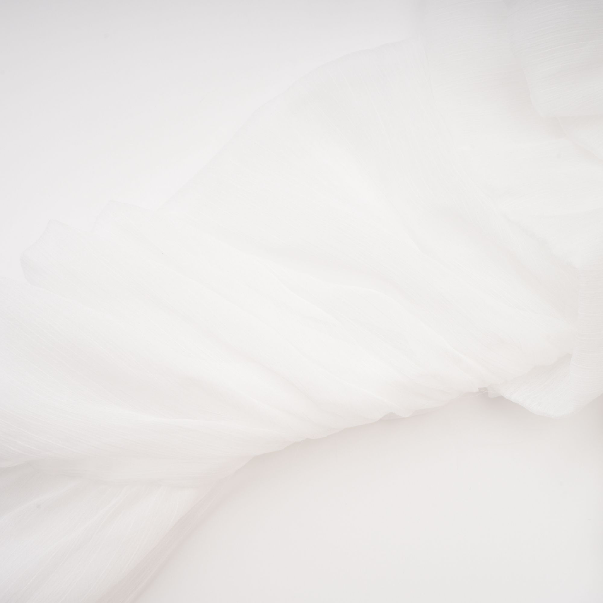 فستان قصير أبيض غير متماثل من Déotille بتصميم مطوّع