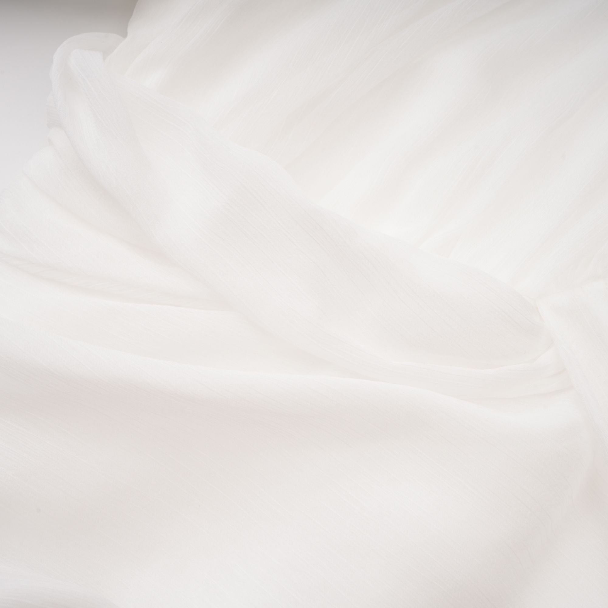 فستان قصير أبيض غير متماثل من Déotille بتصميم مطوّع