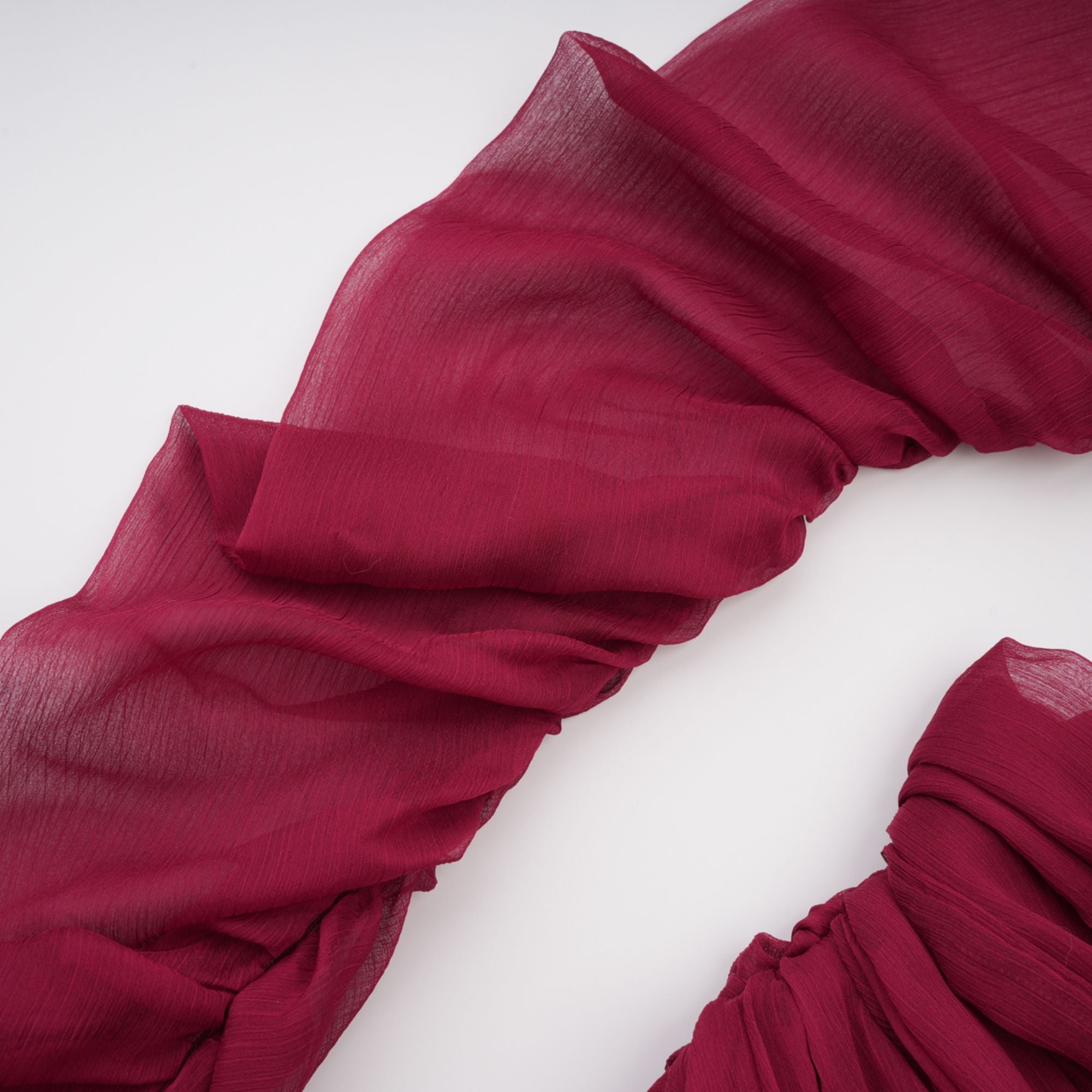 فستان تيّا المصغر ذو الأكمام غير المتماثلة والمكشكشة باللون بورغوندي