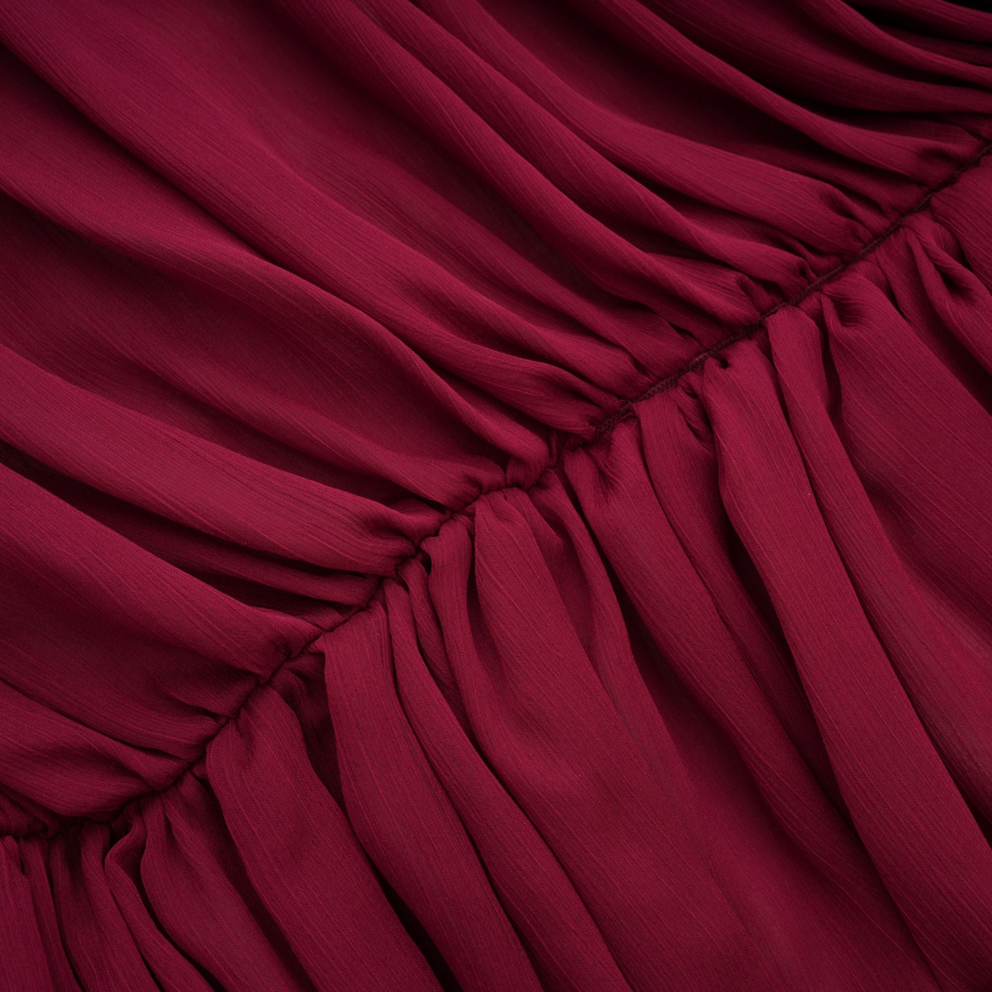 فستان تيّا المصغر ذو الأكمام غير المتماثلة والمكشكشة باللون بورغوندي