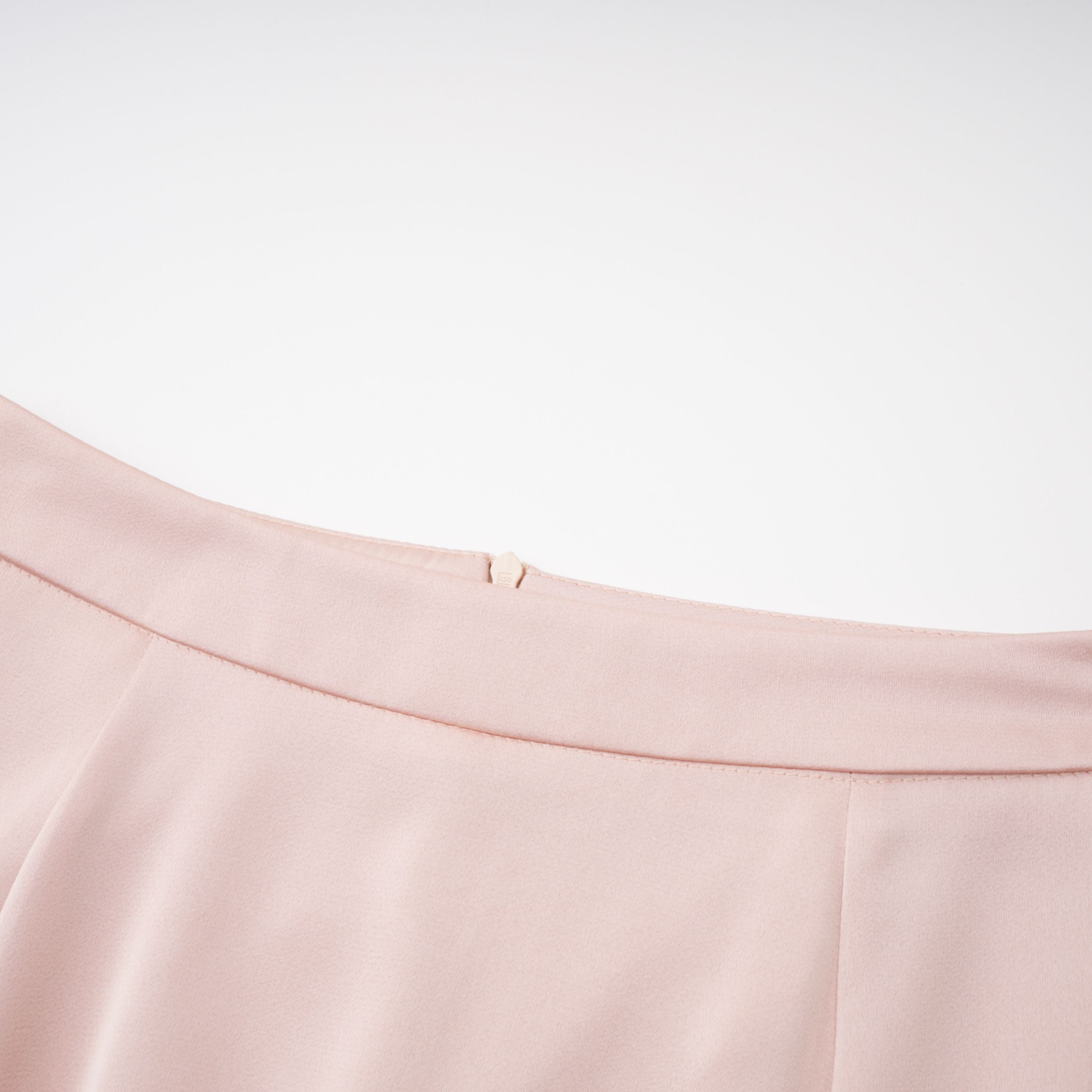 Everleigh Champagnerfarbenes Set aus Oberteil und Rock aus Satin mit Cape-Detail