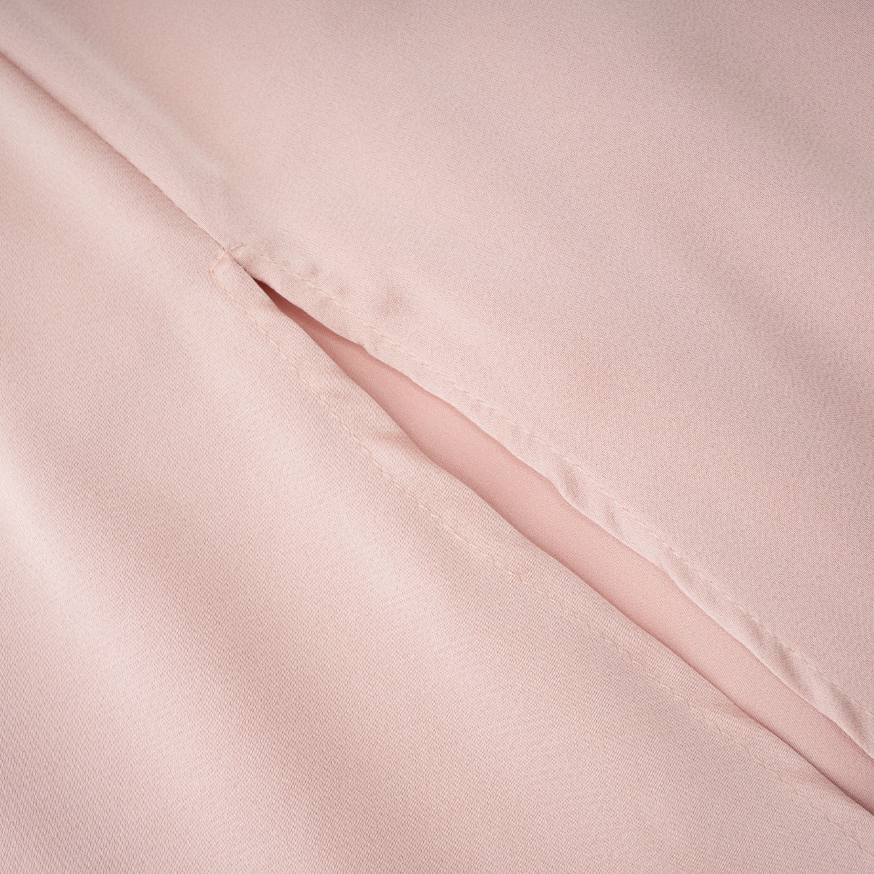 Everleigh Champagnerfarbenes Set aus Oberteil und Rock aus Satin mit Cape-Detail