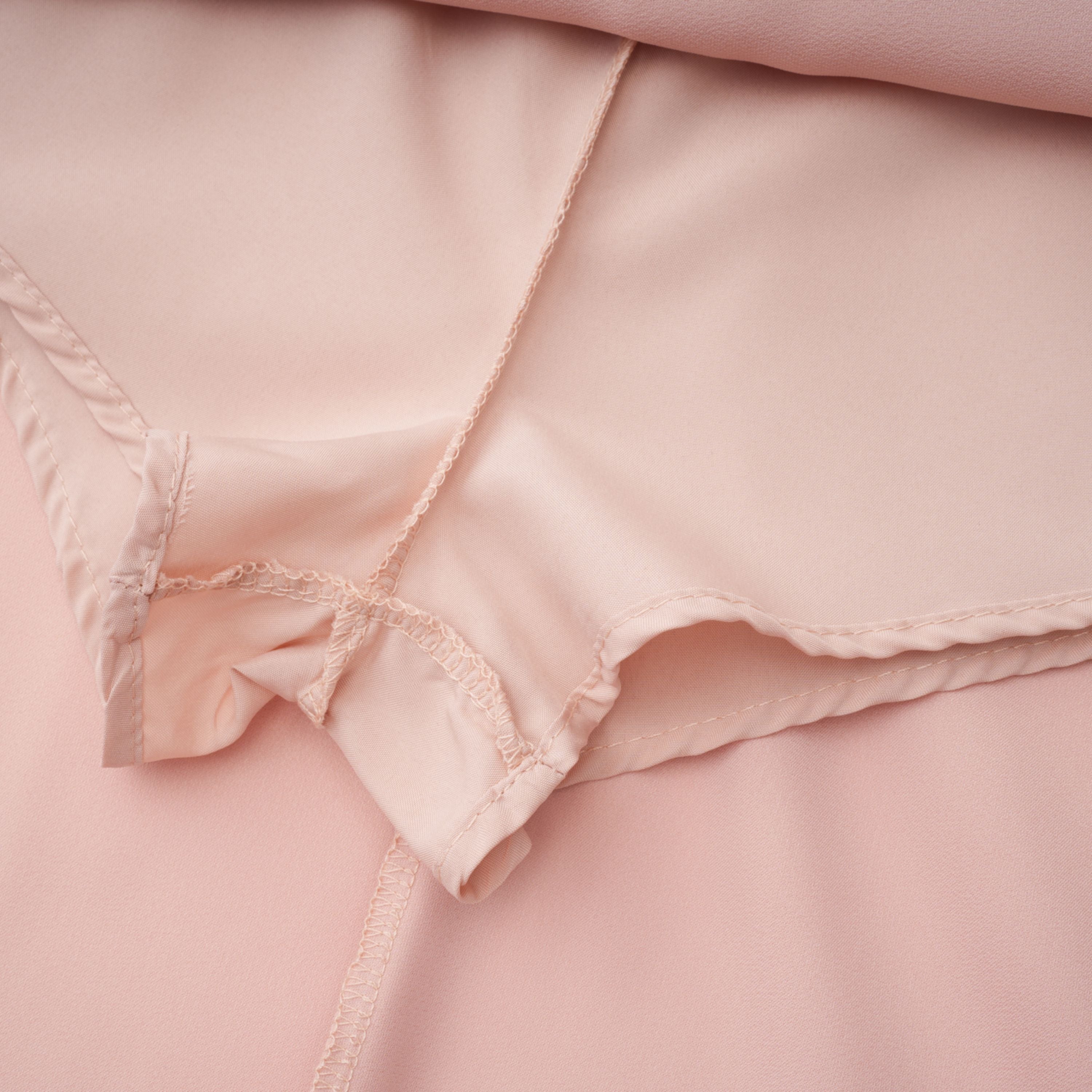 Everleigh Champagnerfarbenes Set aus Oberteil und Rock aus Satin mit Cape-Detail