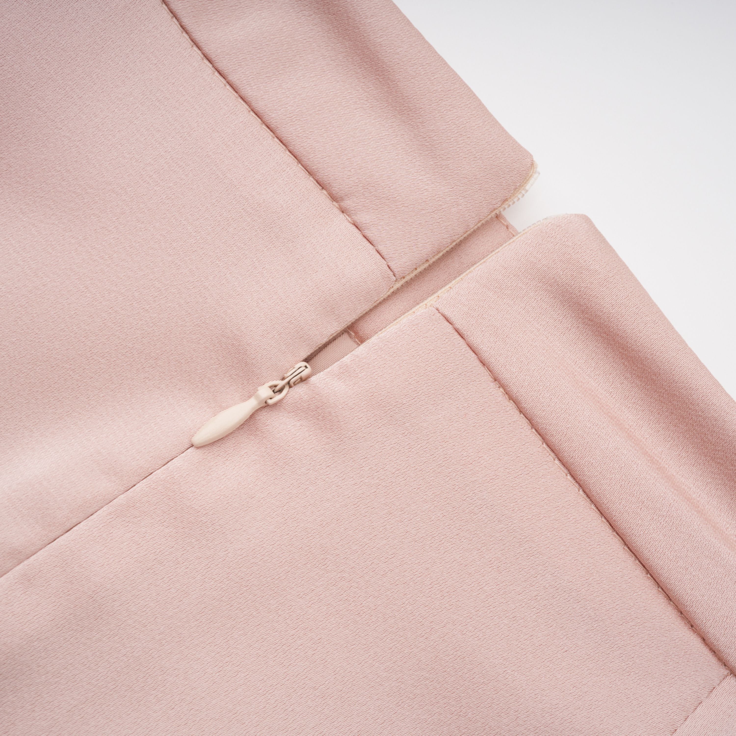 Everleigh Champagnerfarbenes Set aus Oberteil und Rock aus Satin mit Cape-Detail