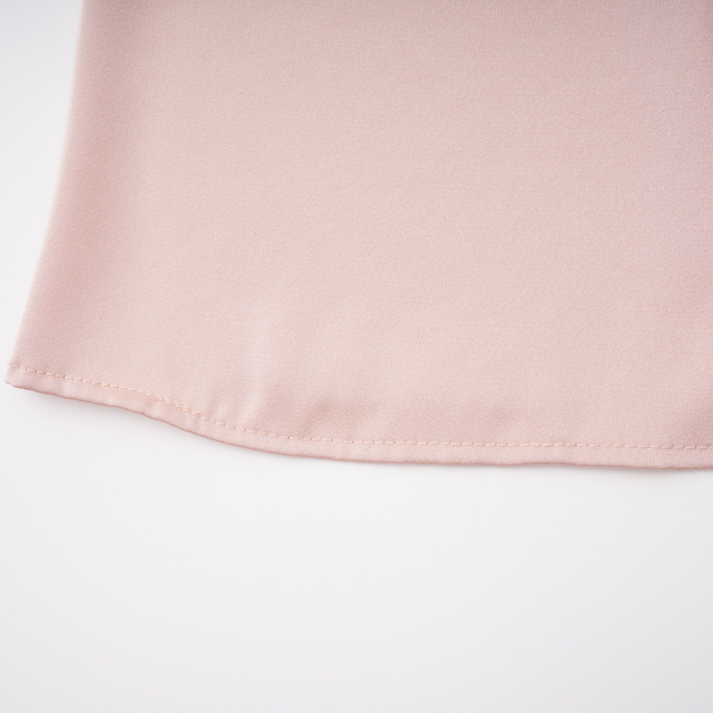 Everleigh Champagnerfarbenes Set aus Oberteil und Rock aus Satin mit Cape-Detail