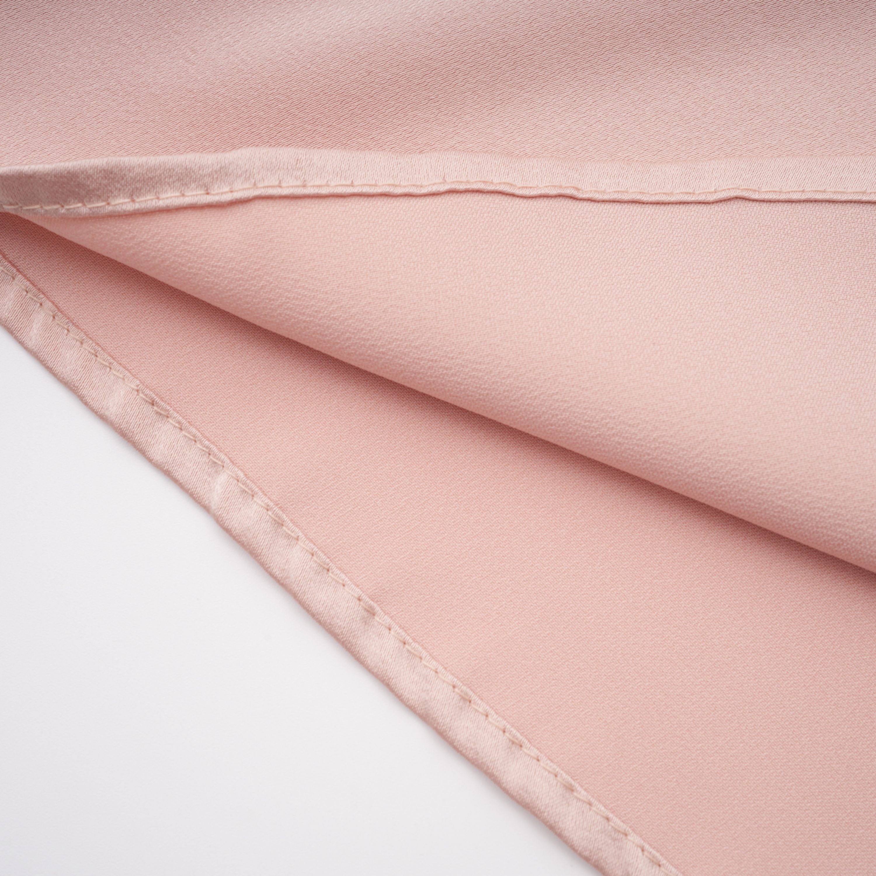 Everleigh Champagnerfarbenes Set aus Oberteil und Rock aus Satin mit Cape-Detail