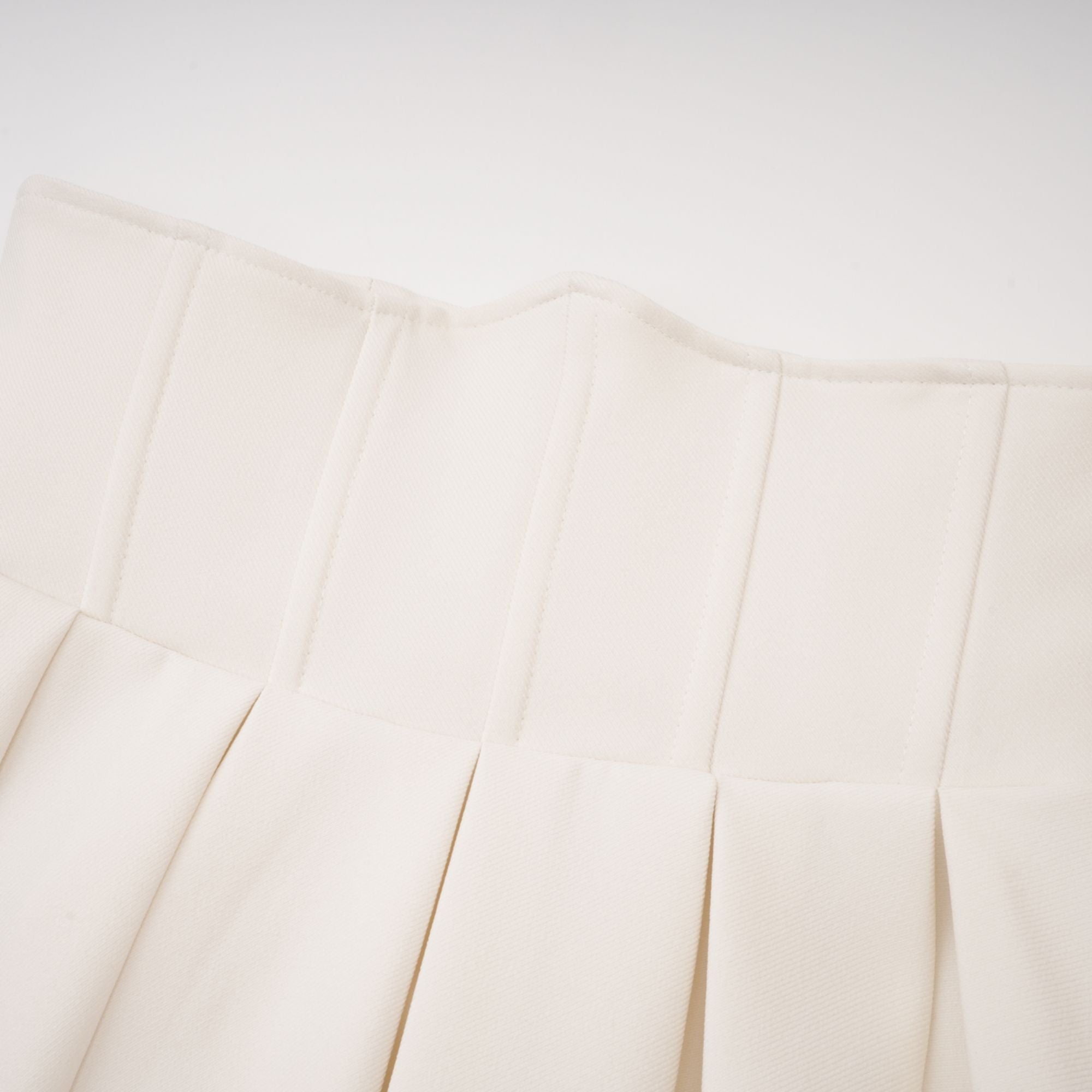 طقم جاكيت ومريلة مايا الأبيض المصنوع من اللؤلؤ الصناعي