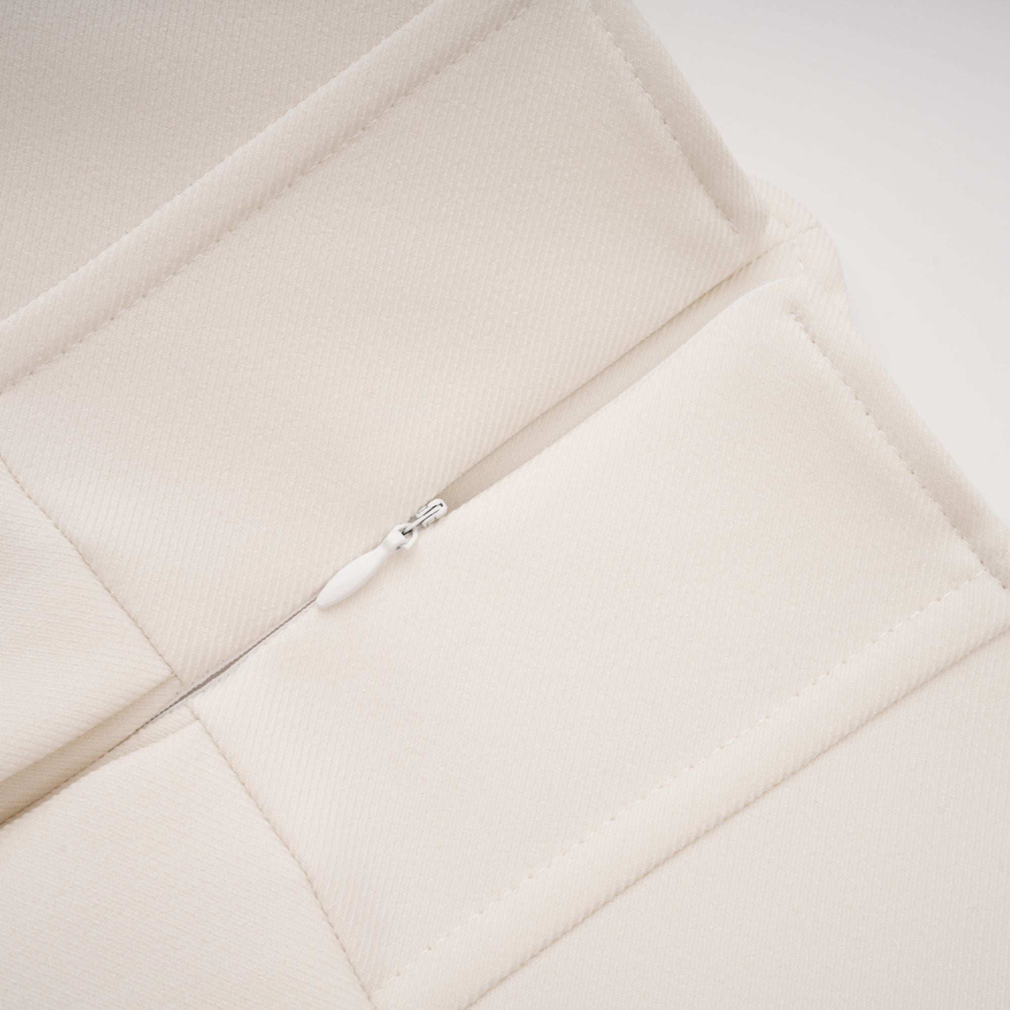 طقم جاكيت ومريلة مايا الأبيض المصنوع من اللؤلؤ الصناعي