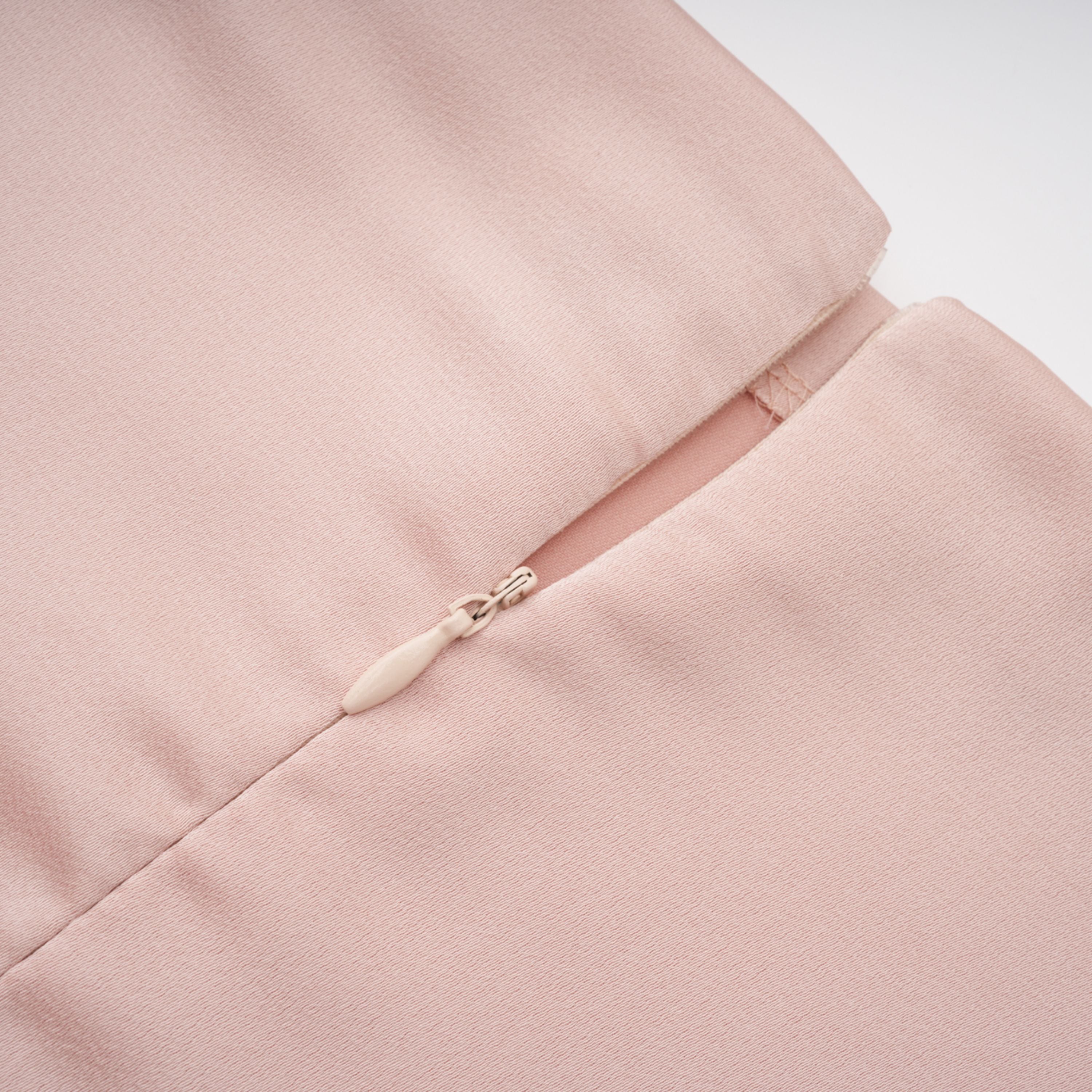 Everleigh Champagnerfarbenes Set aus Oberteil und Rock aus Satin mit Cape-Detail