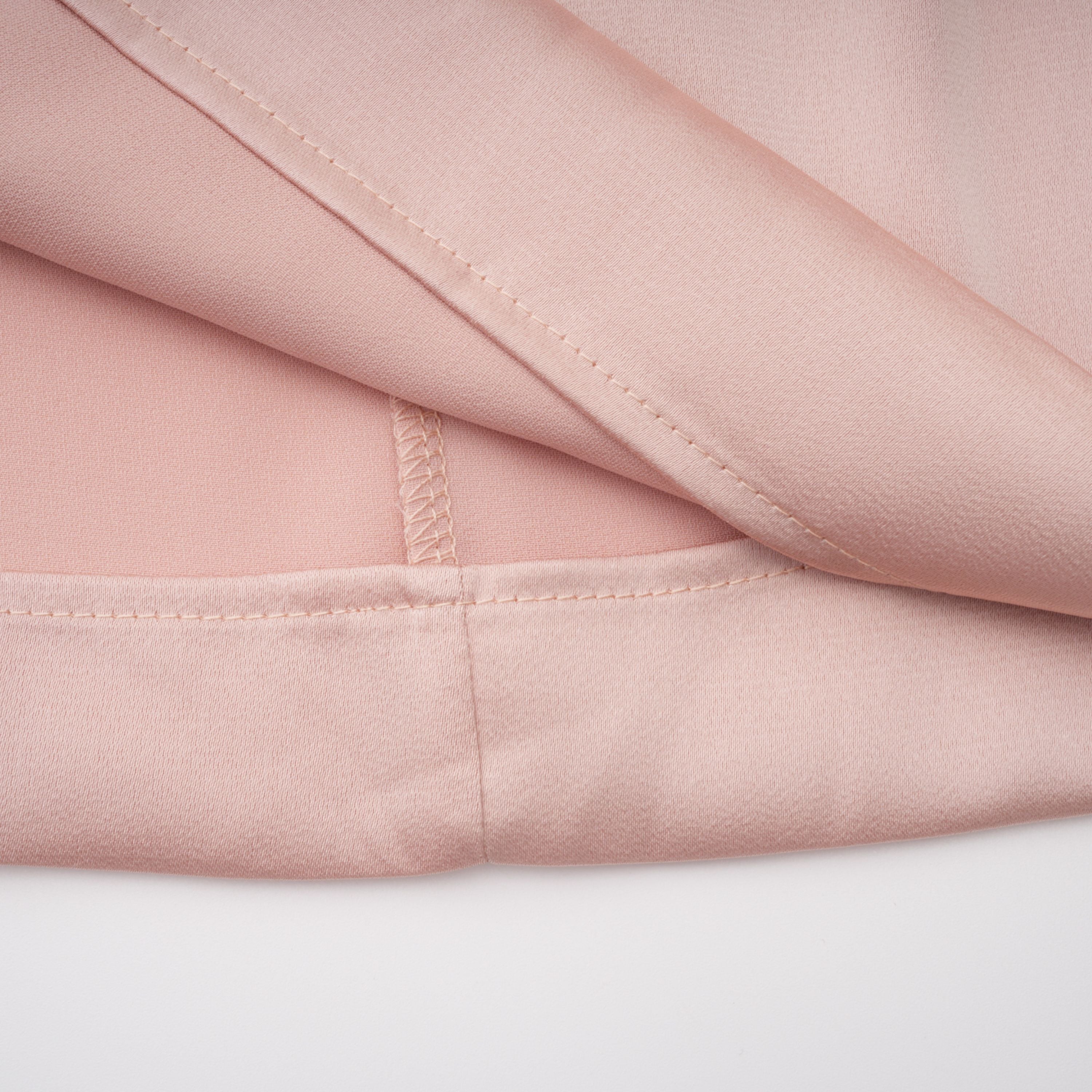 Everleigh Champagnerfarbenes Set aus Oberteil und Rock aus Satin mit Cape-Detail