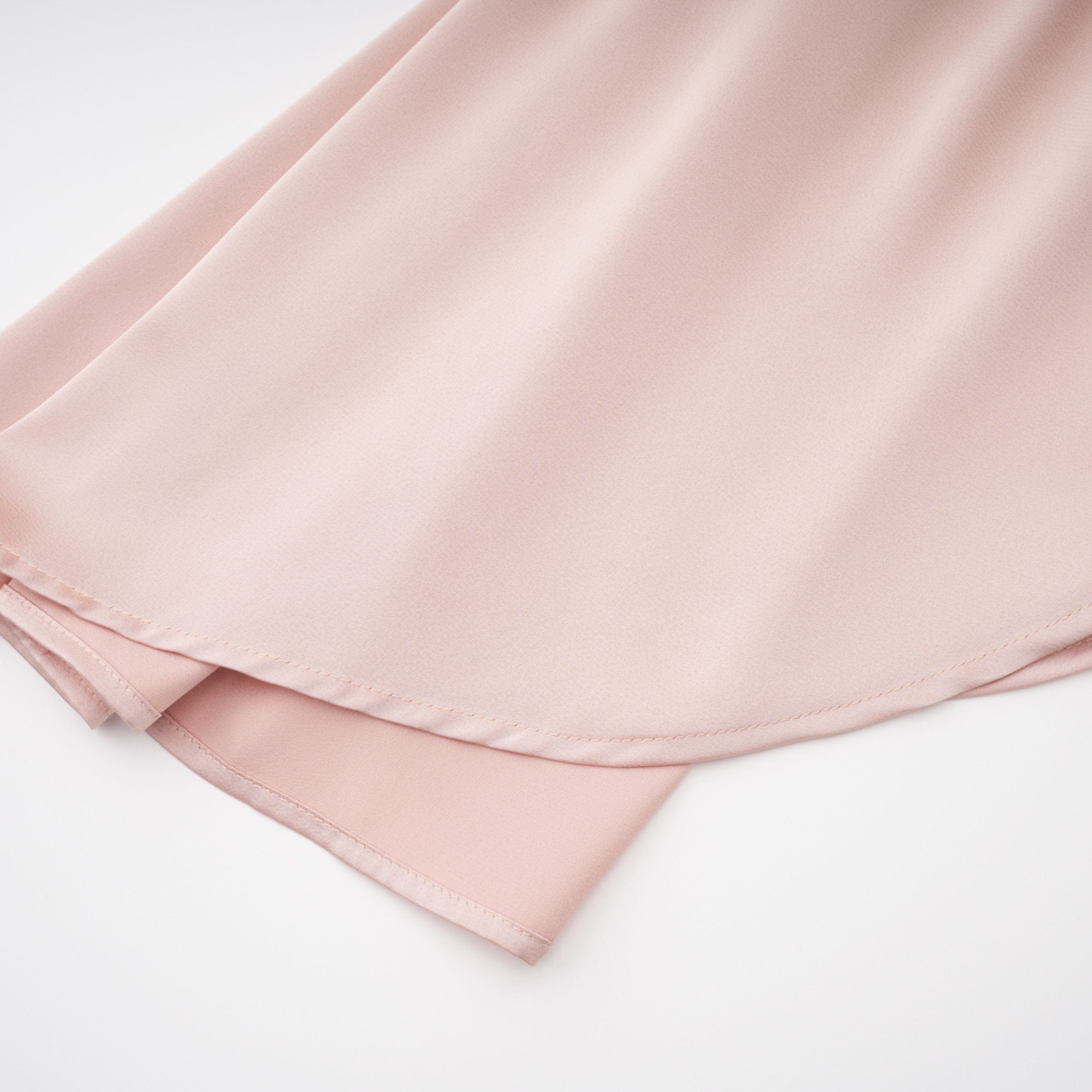 Everleigh Champagnerfarbenes Set aus Oberteil und Rock aus Satin mit Cape-Detail