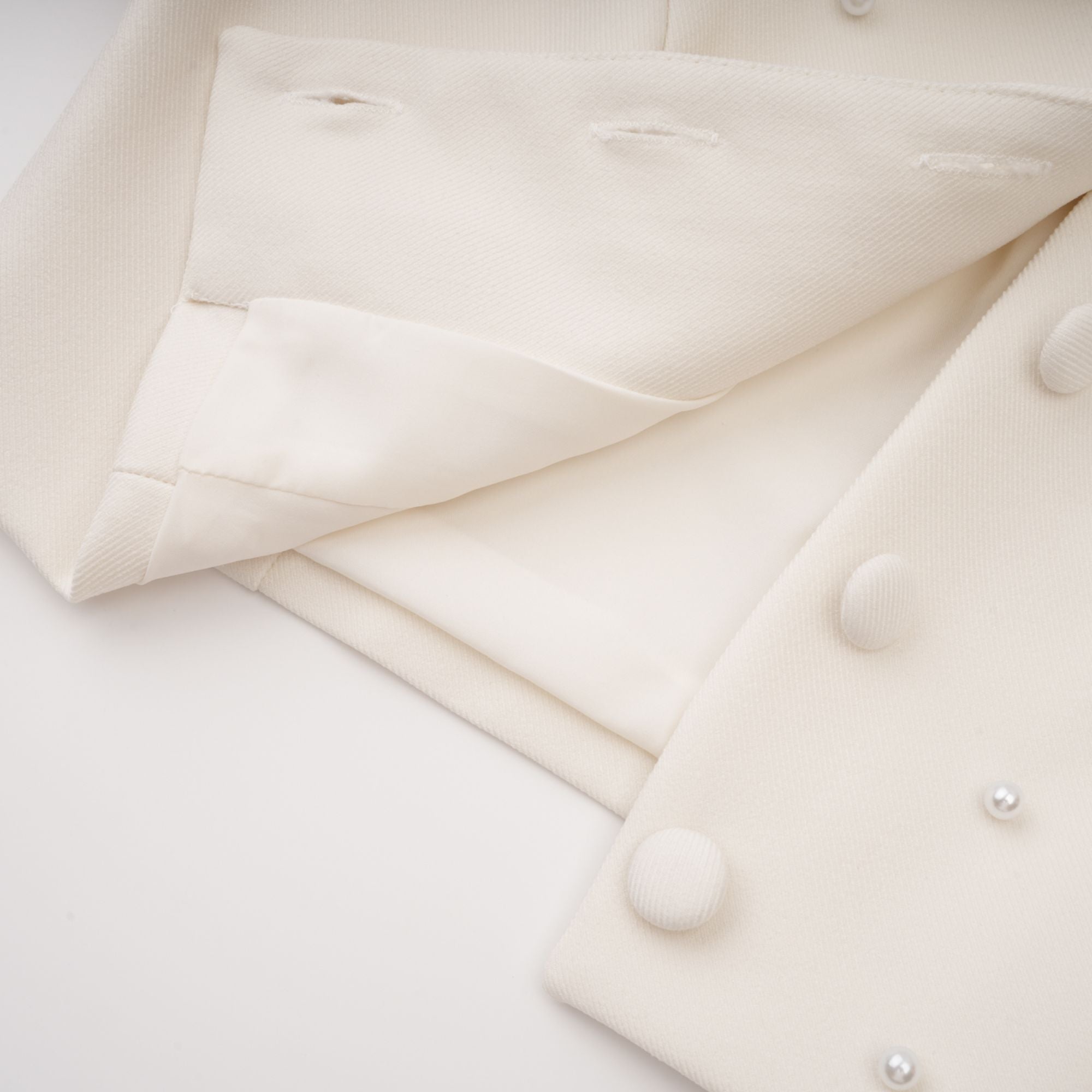 طقم جاكيت ومريلة مايا الأبيض المصنوع من اللؤلؤ الصناعي