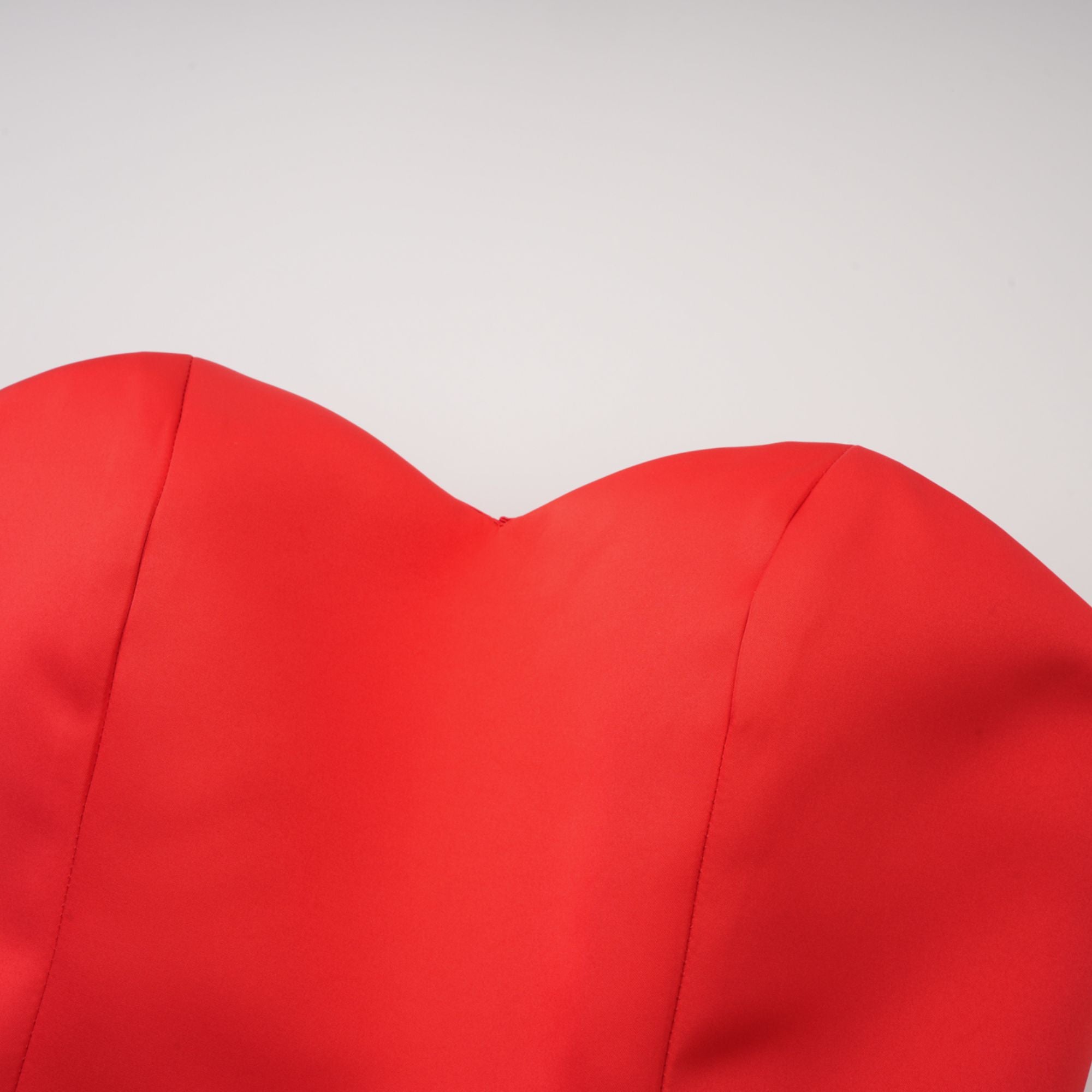 فستان لور الأحمر القصير بدون أكمام 