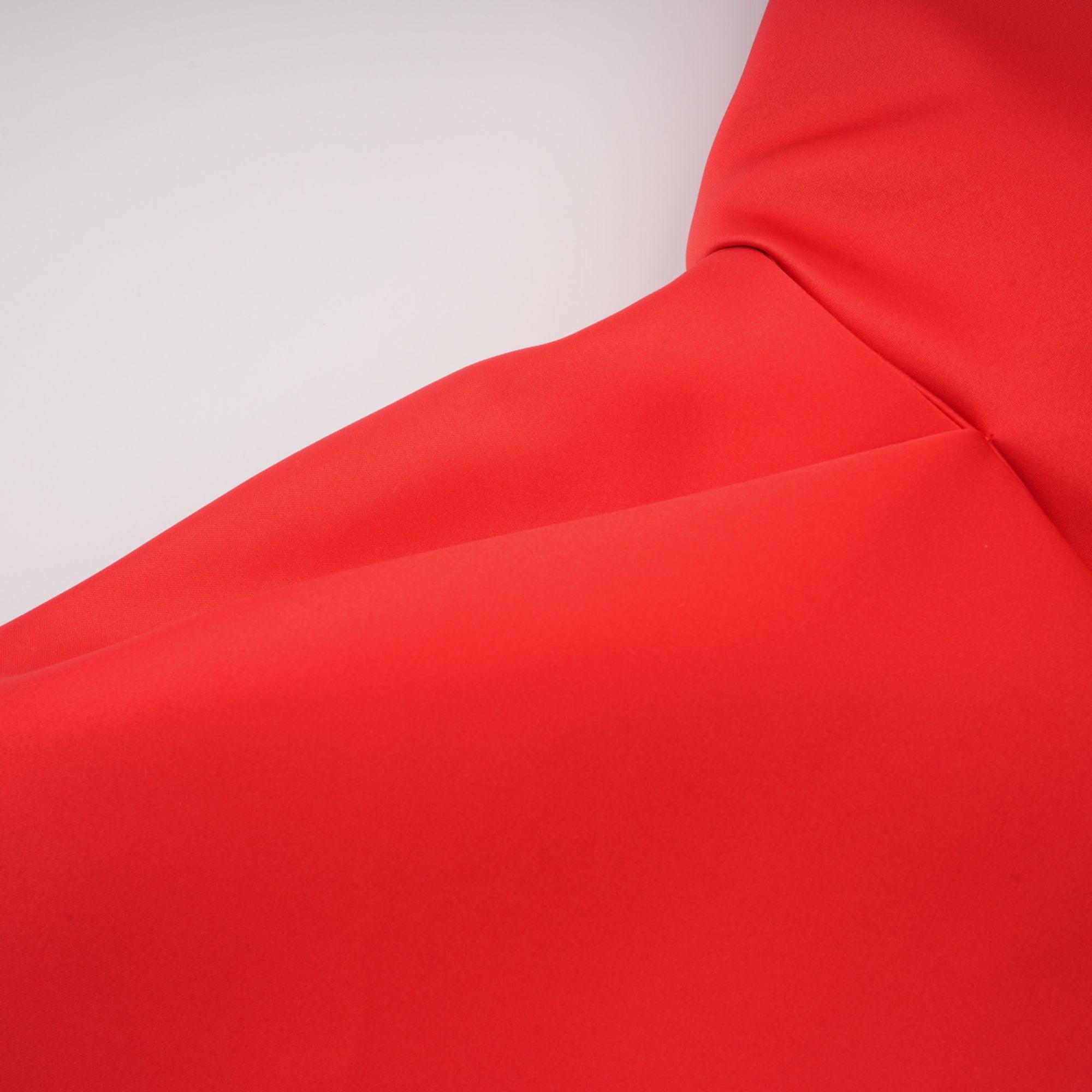 فستان لور الأحمر القصير بدون أكمام 