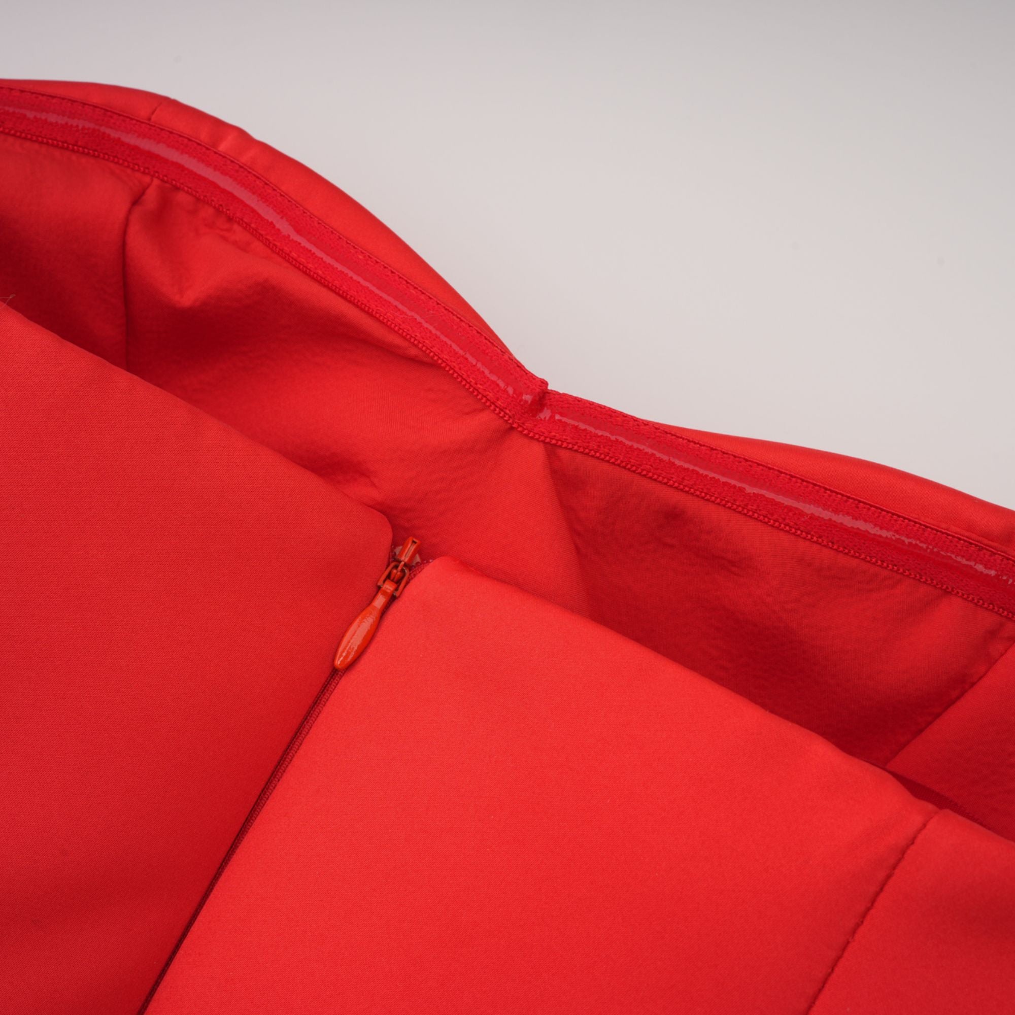 فستان لور الأحمر القصير بدون أكمام 