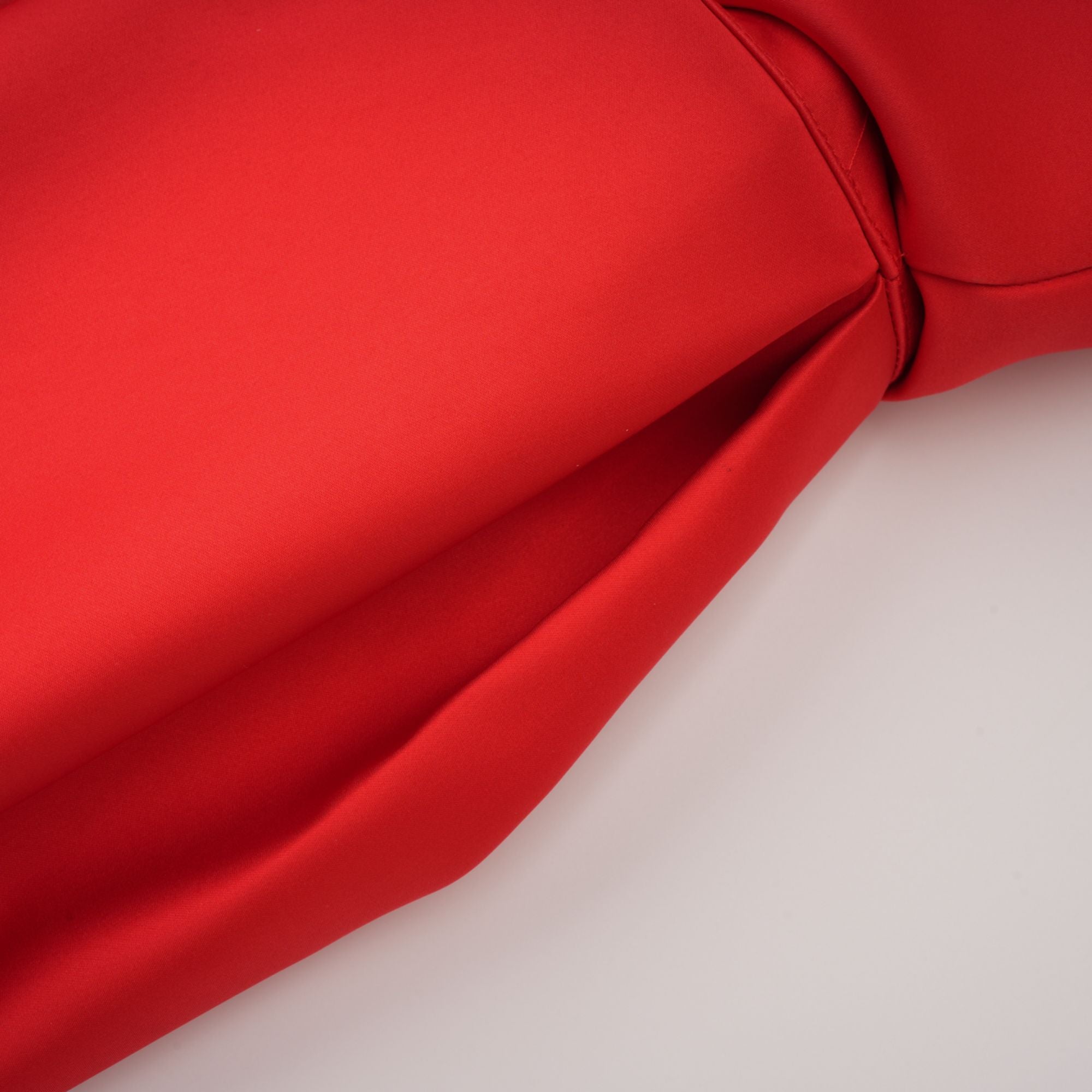 فستان لور الأحمر القصير بدون أكمام 