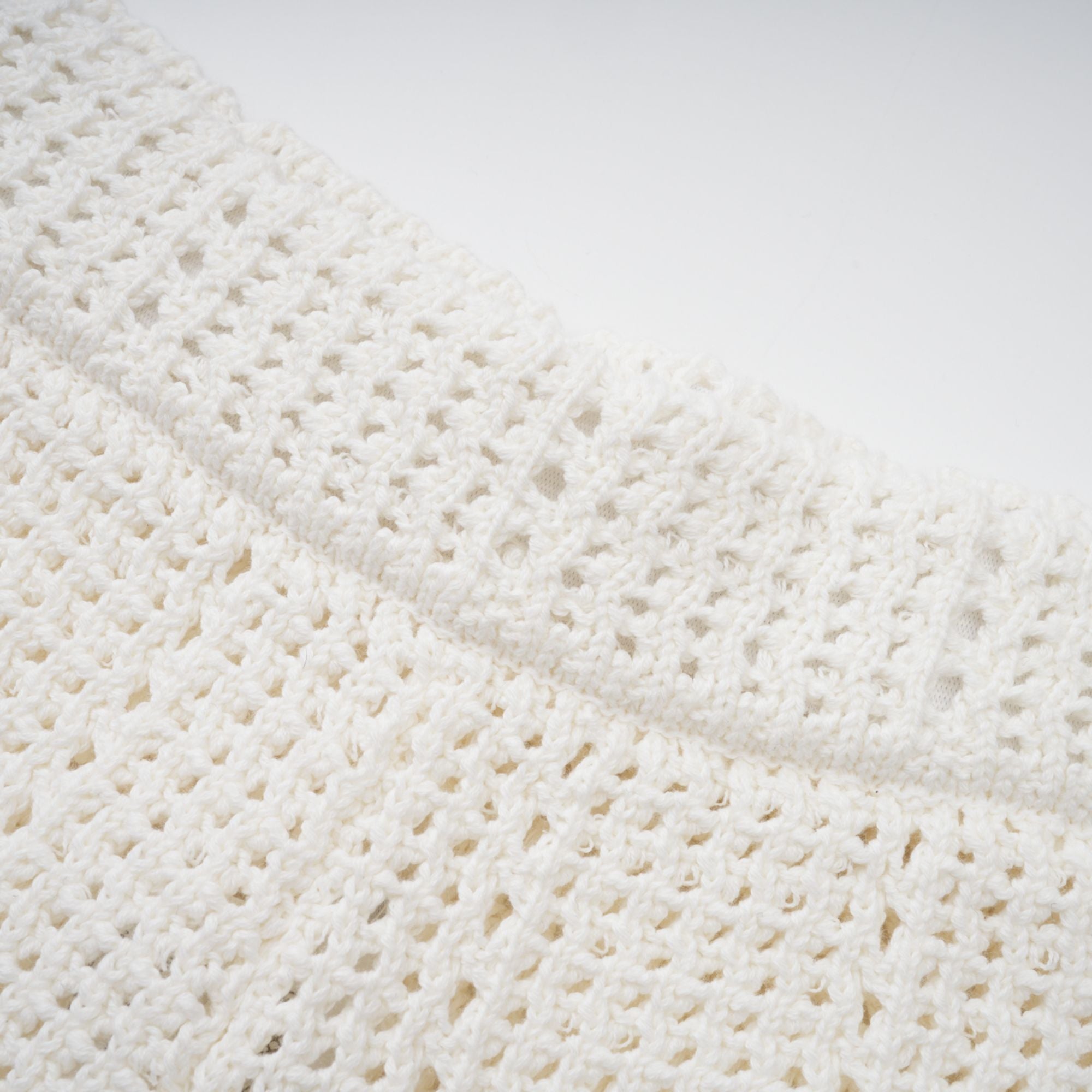 Gisèle – Zweiteiliges Set aus Oberteil und Shorts mit Häkelstrick und Blumenapplikation in Weiß