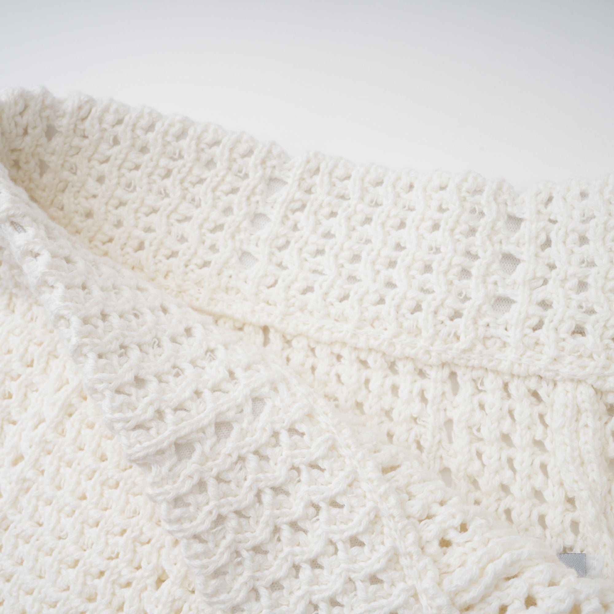 Gisèle – Zweiteiliges Set aus Oberteil und Shorts mit Häkelstrick und Blumenapplikation in Weiß