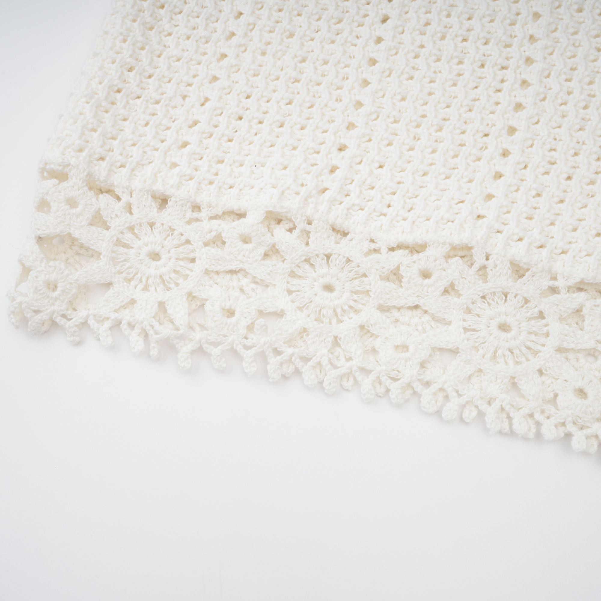 Gisèle – Zweiteiliges Set aus Oberteil und Shorts mit Häkelstrick und Blumenapplikation in Weiß