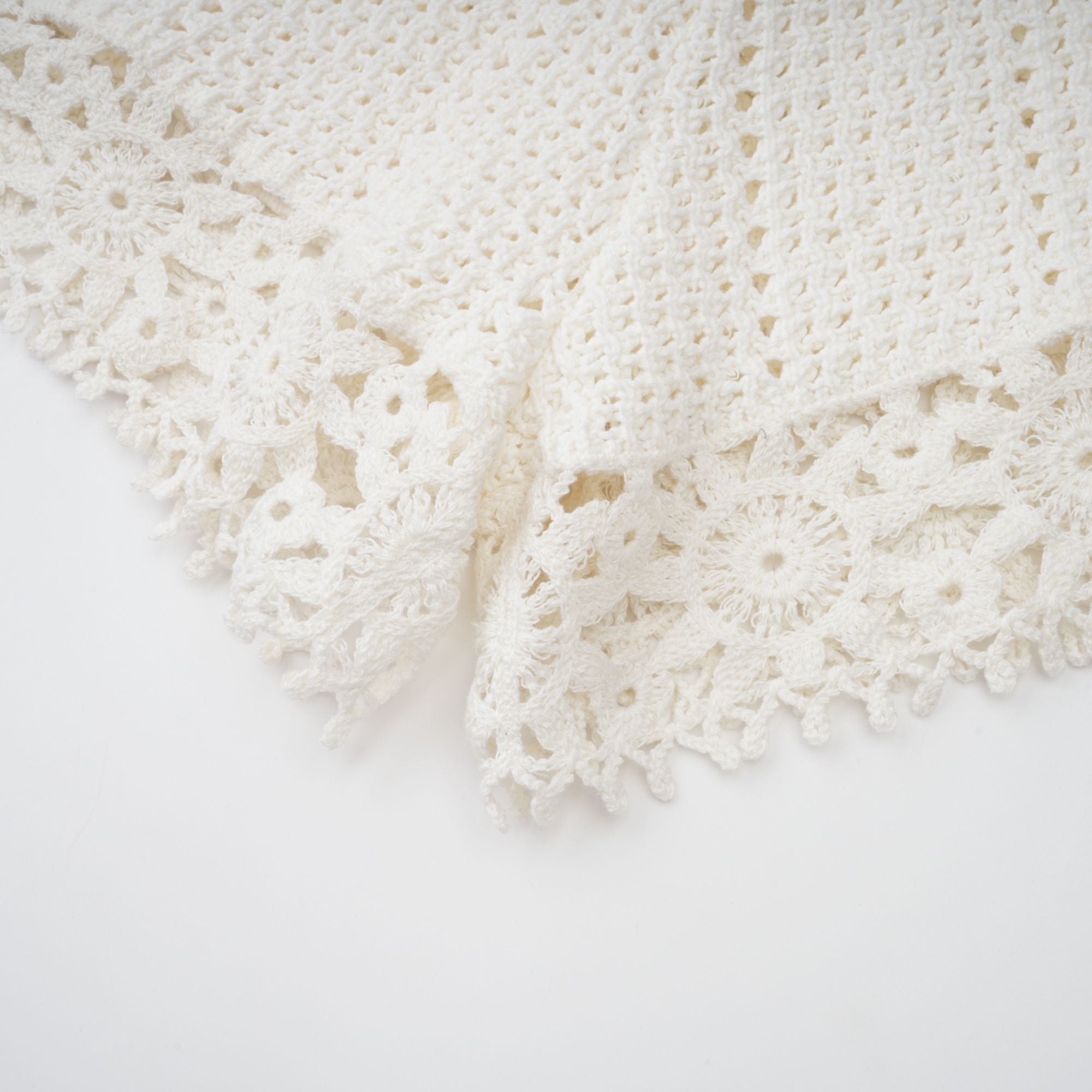 Gisèle – Zweiteiliges Set aus Oberteil und Shorts mit Häkelstrick und Blumenapplikation in Weiß