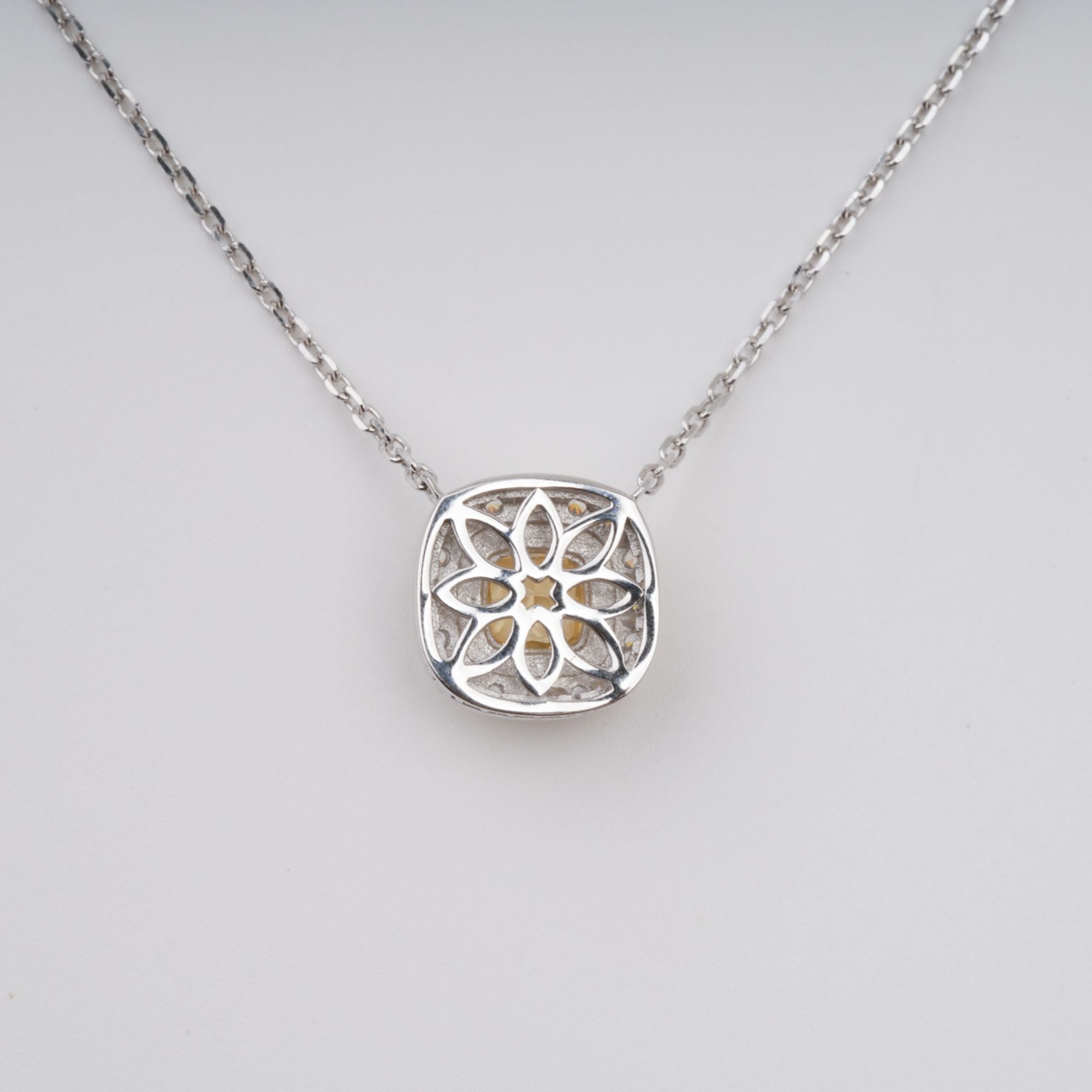 Aava Halskette aus Sterlingsilber mit gelbem, quadratisch geschliffenem Edelstein