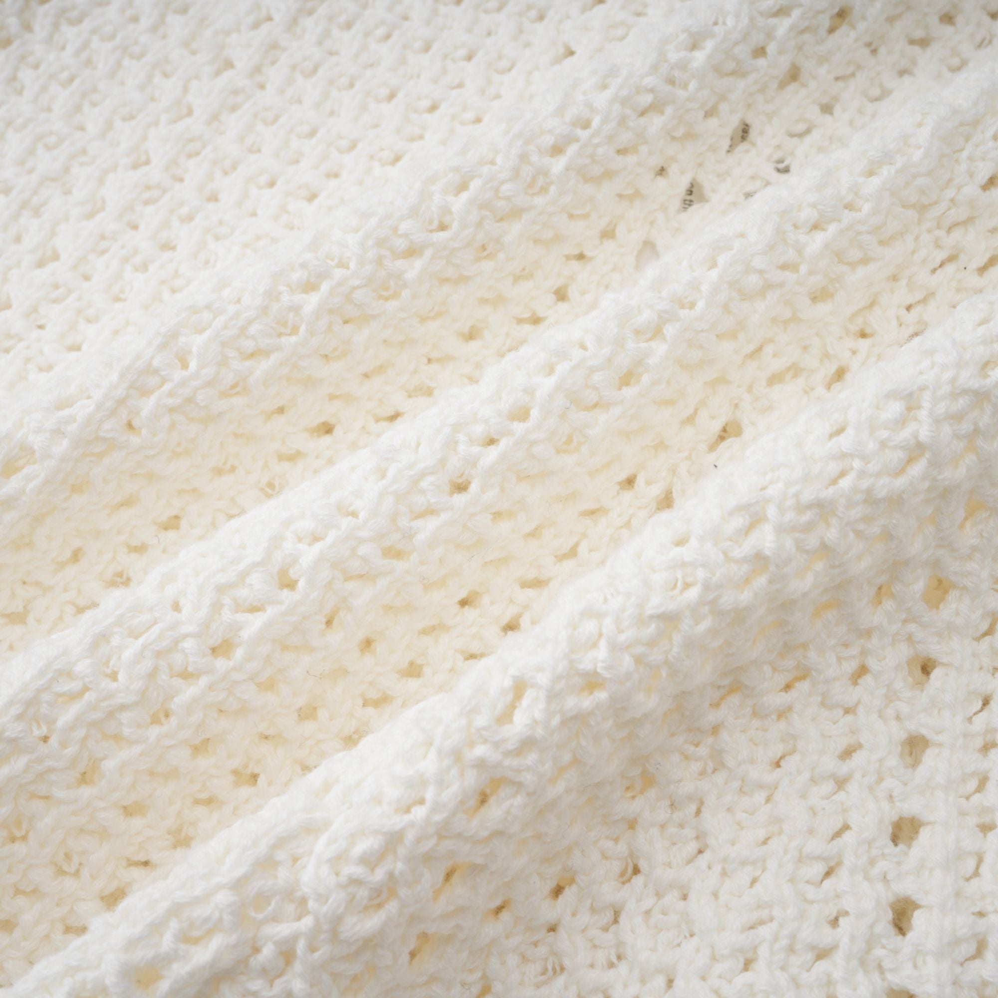 Gisèle – Zweiteiliges Set aus Oberteil und Shorts mit Häkelstrick und Blumenapplikation in Weiß