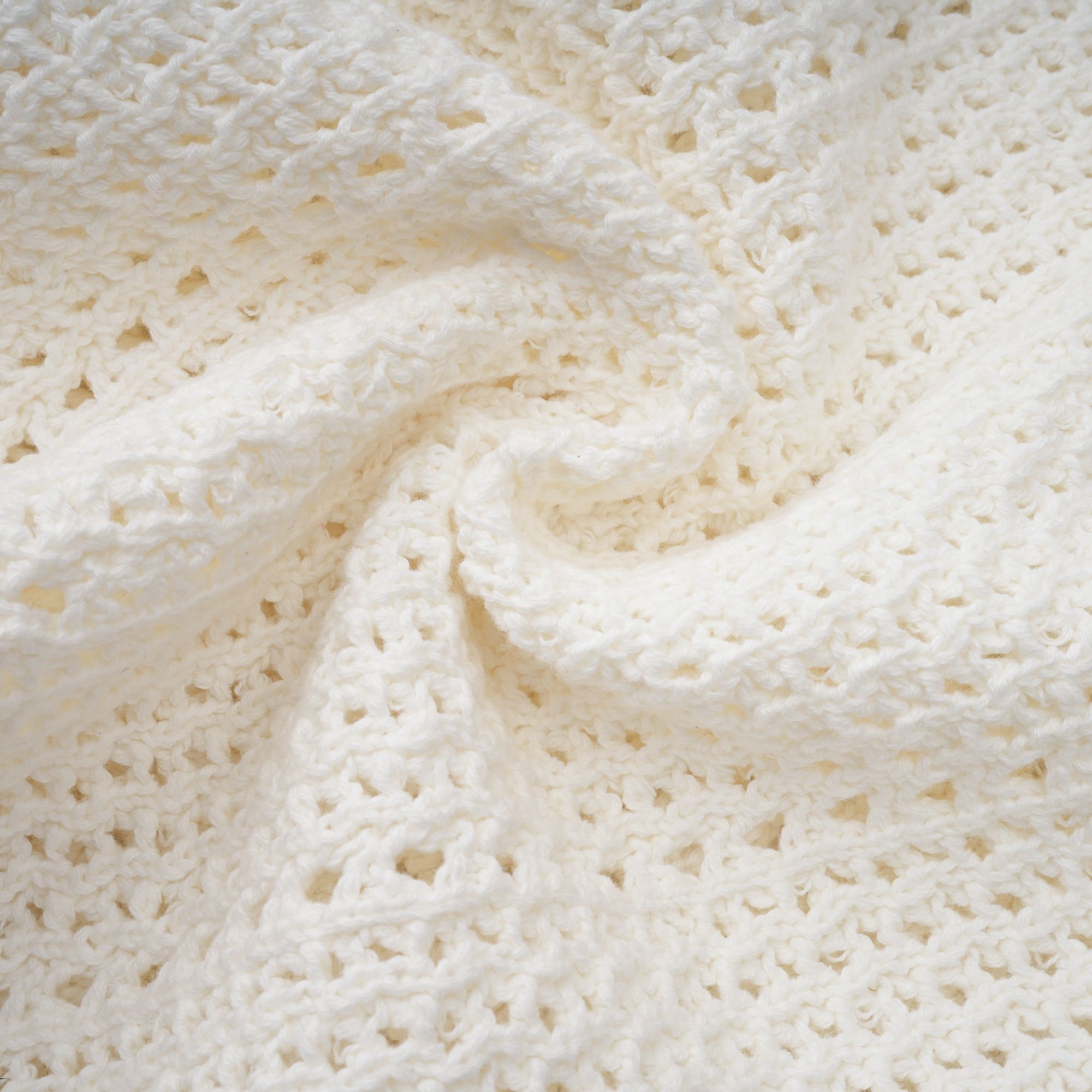 Gisèle – Zweiteiliges Set aus Oberteil und Shorts mit Häkelstrick und Blumenapplikation in Weiß