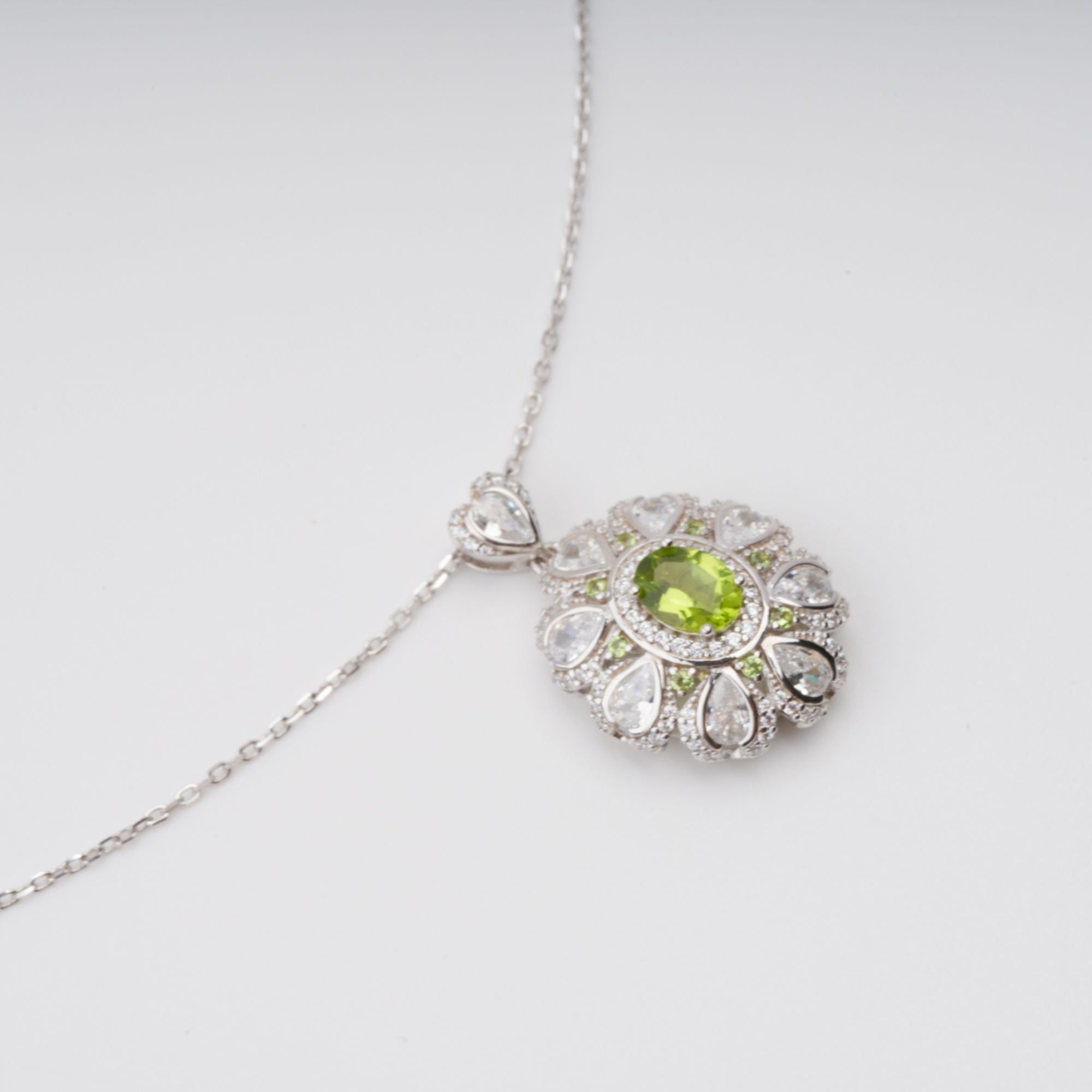 قلادة كايلي الخضراء المرصعة بالأحجار الكريمة من الفضة الإسترلينية