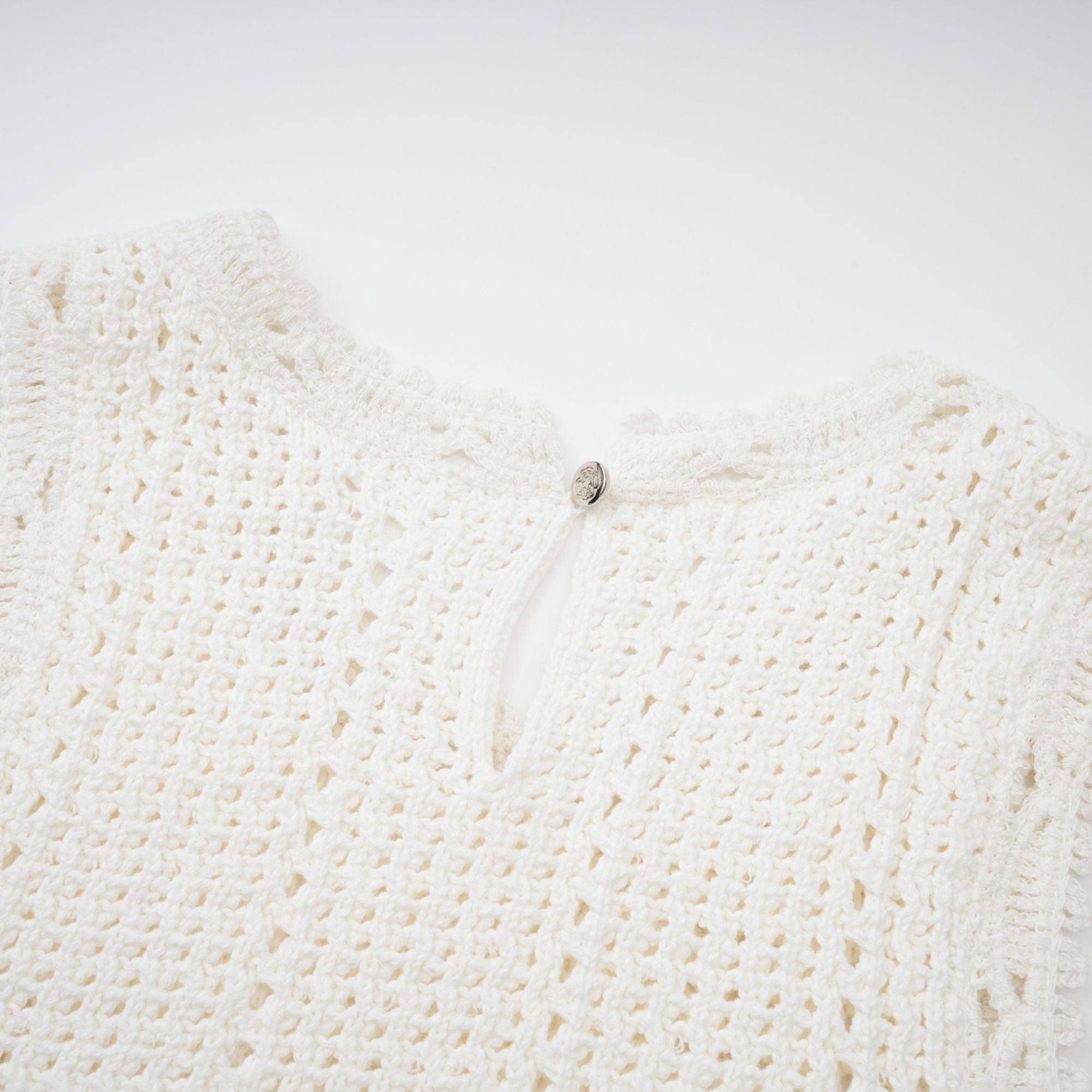 Gisèle – Zweiteiliges Set aus Oberteil und Shorts mit Häkelstrick und Blumenapplikation in Weiß