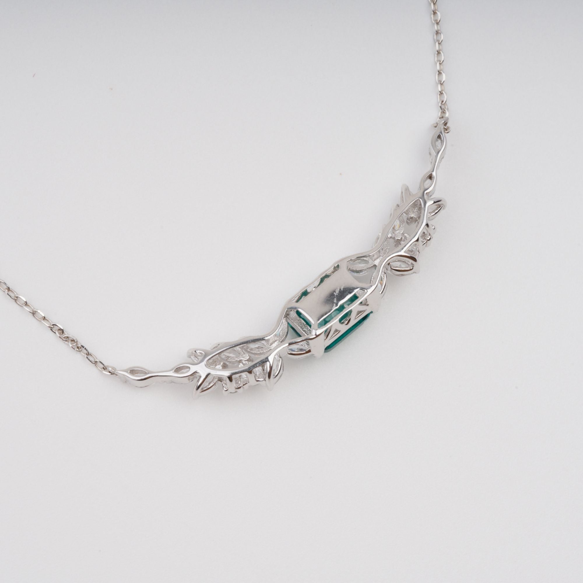 قلادة هيلجا الخضراء المجنحة من الفضة الإسترلينية
