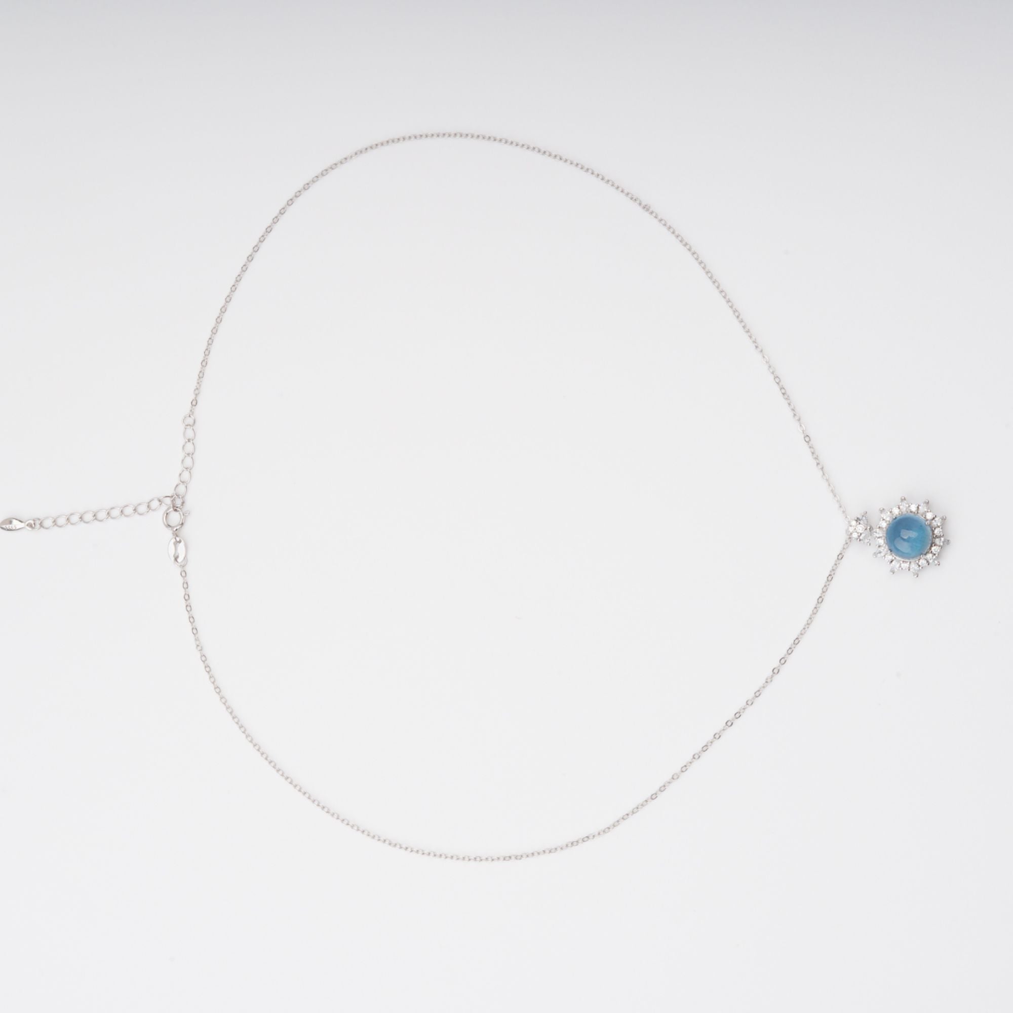 Mielikki Halskette aus Sterlingsilber mit blauem ovalem Edelsteinanhänger