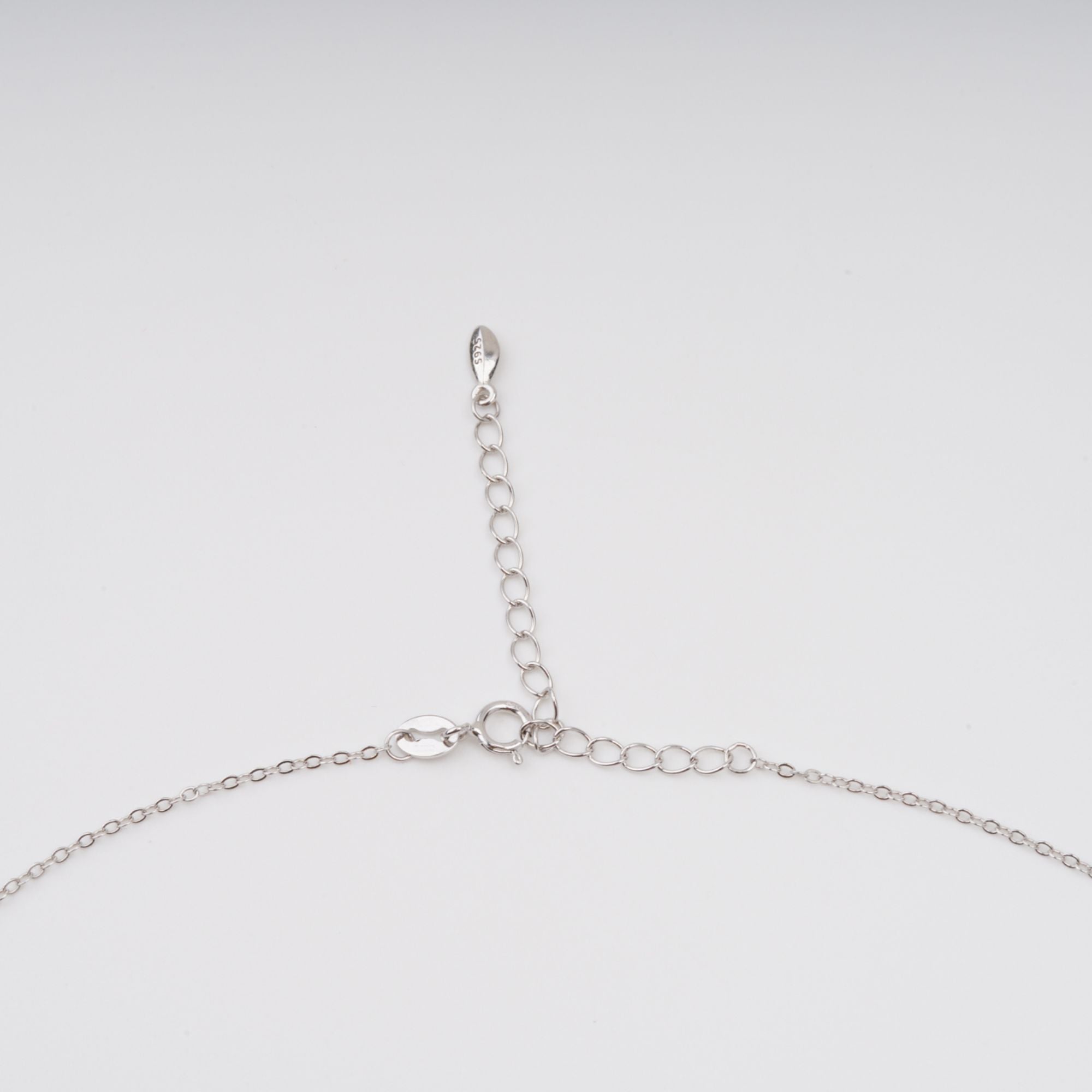 Mielikki Halskette aus Sterlingsilber mit blauem ovalem Edelsteinanhänger