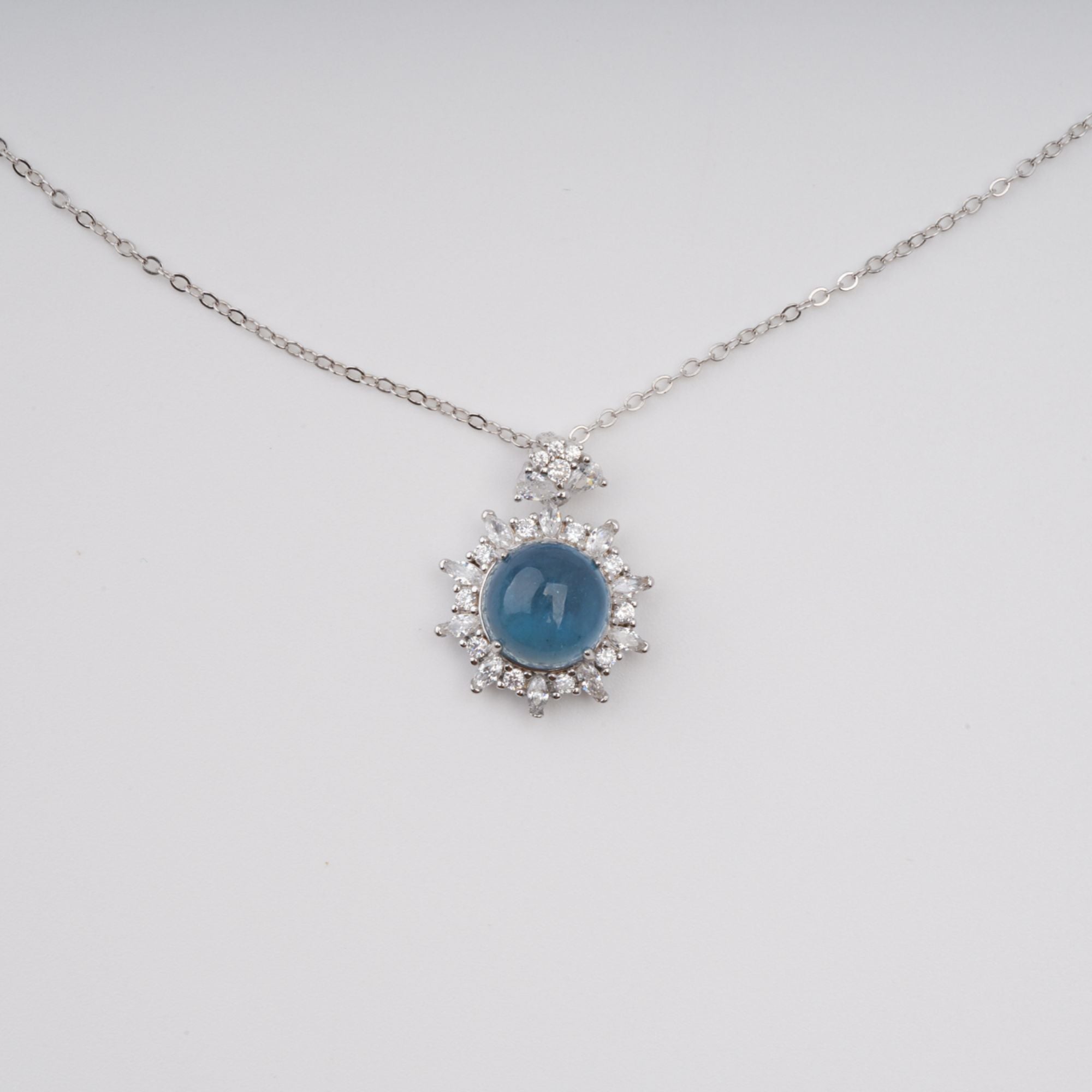 Mielikki Halskette aus Sterlingsilber mit blauem ovalem Edelsteinanhänger