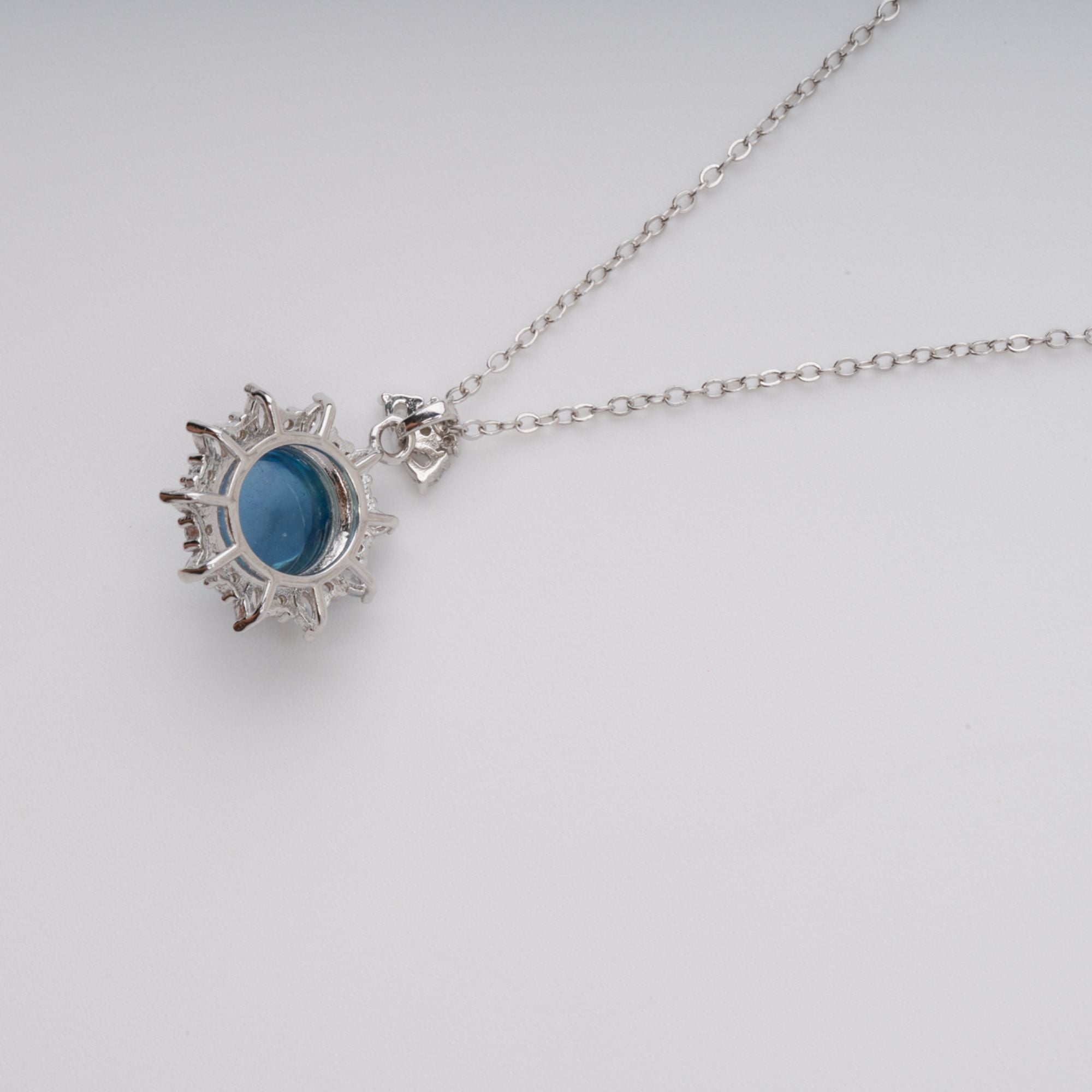 Mielikki Halskette aus Sterlingsilber mit blauem ovalem Edelsteinanhänger