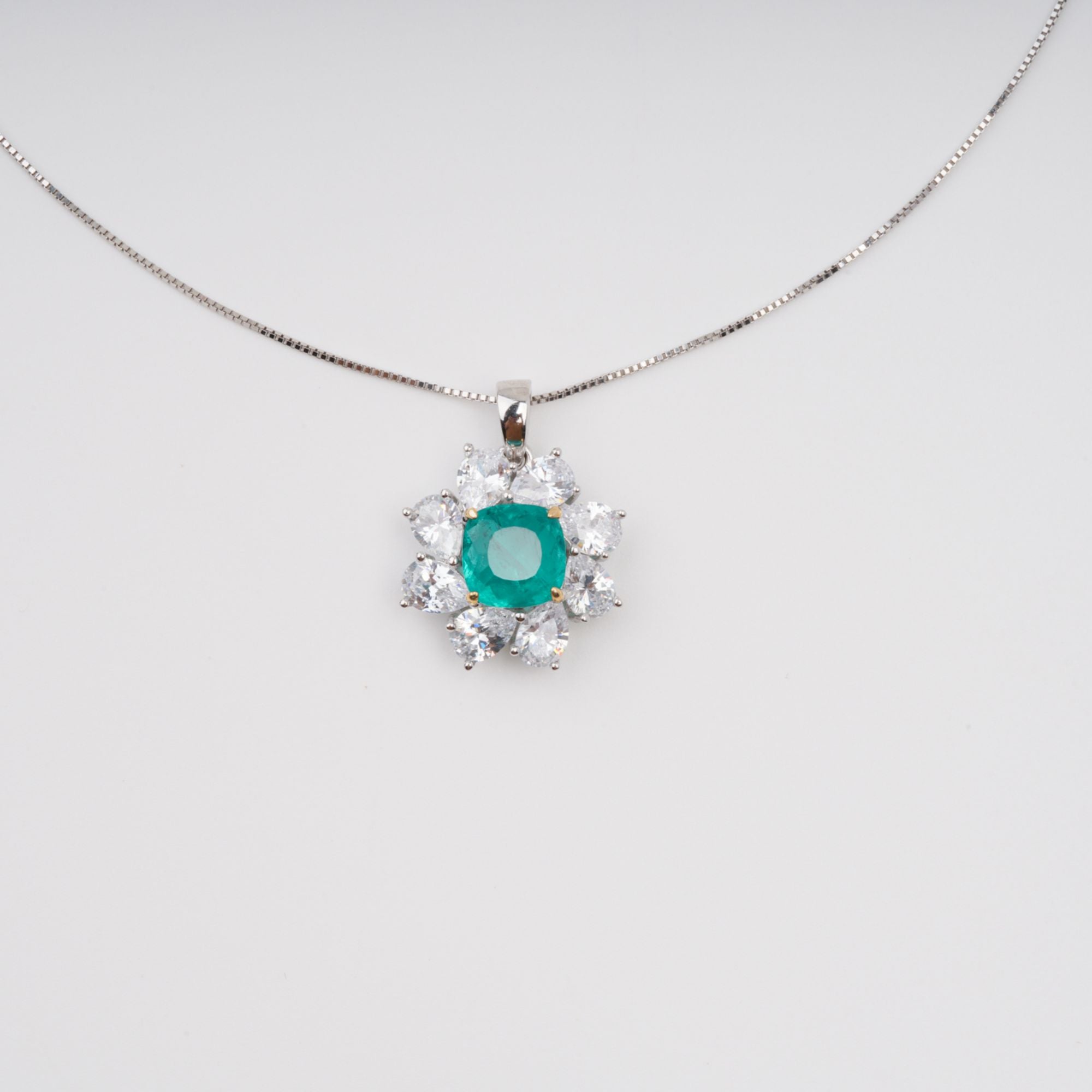 Erica Halskette aus Sterlingsilber mit grünem, blumenförmigem Edelsteinanhänger