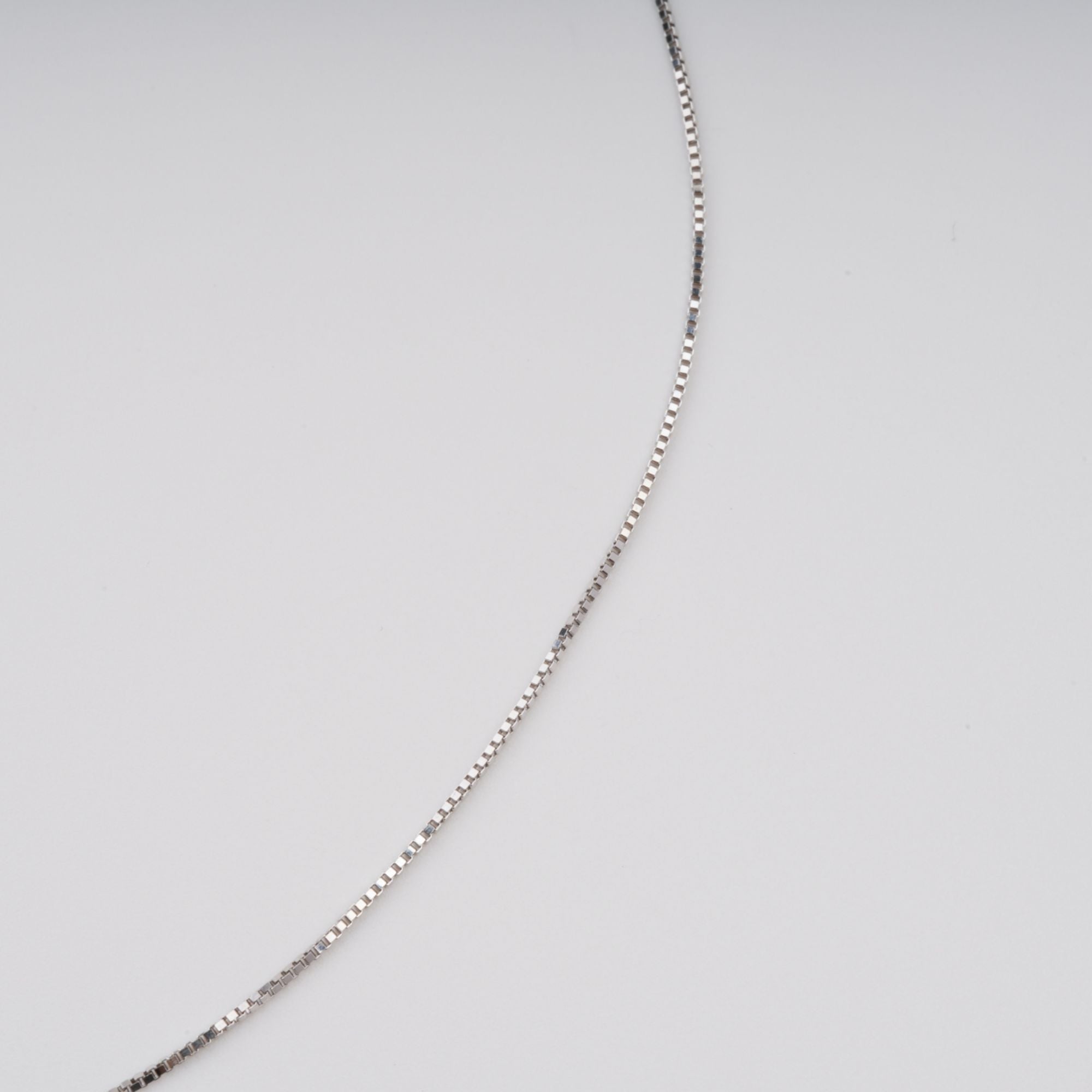 Erica Halskette aus Sterlingsilber mit grünem, blumenförmigem Edelsteinanhänger