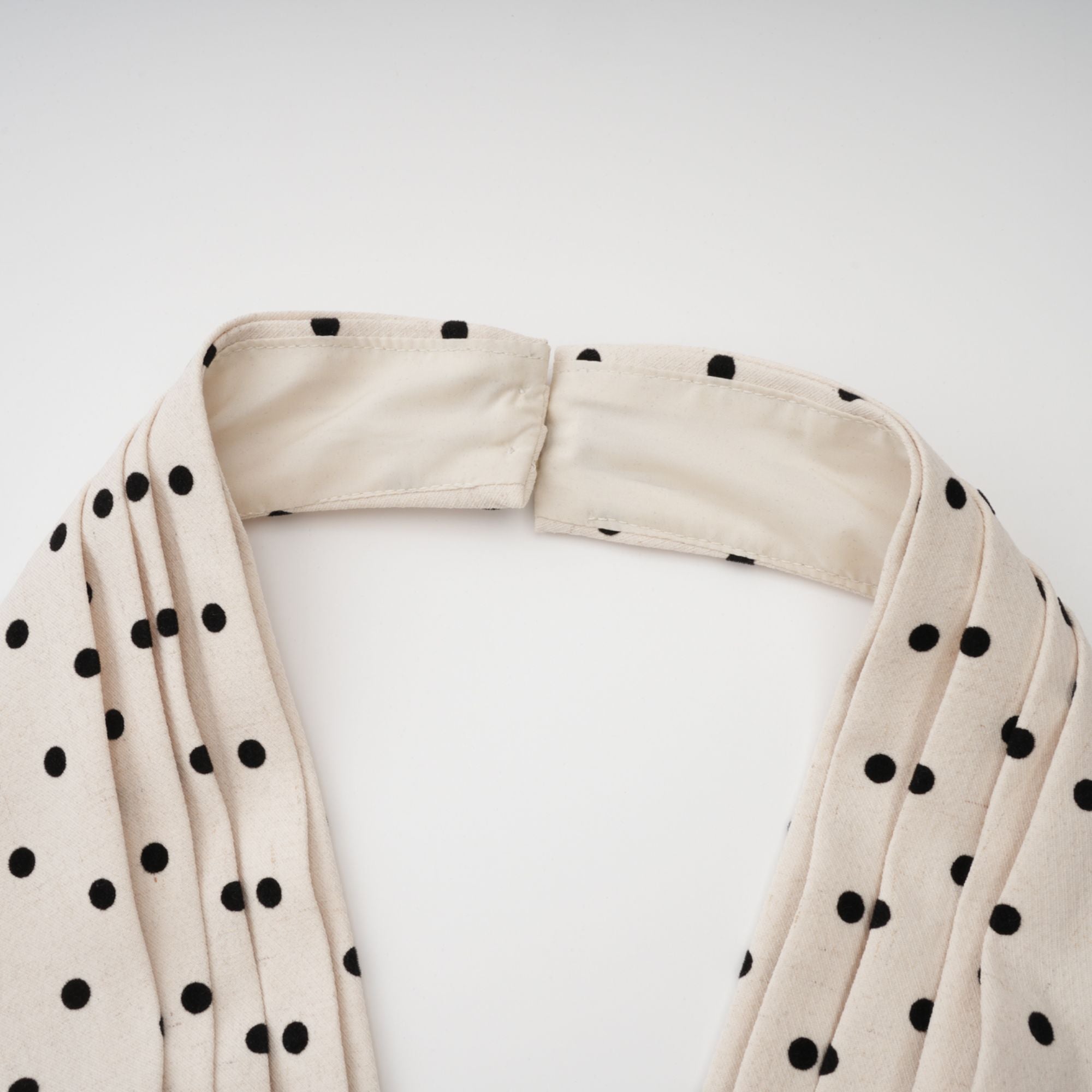 فستان جيتان متوسط ​​الطول منقط باللون الأبيض