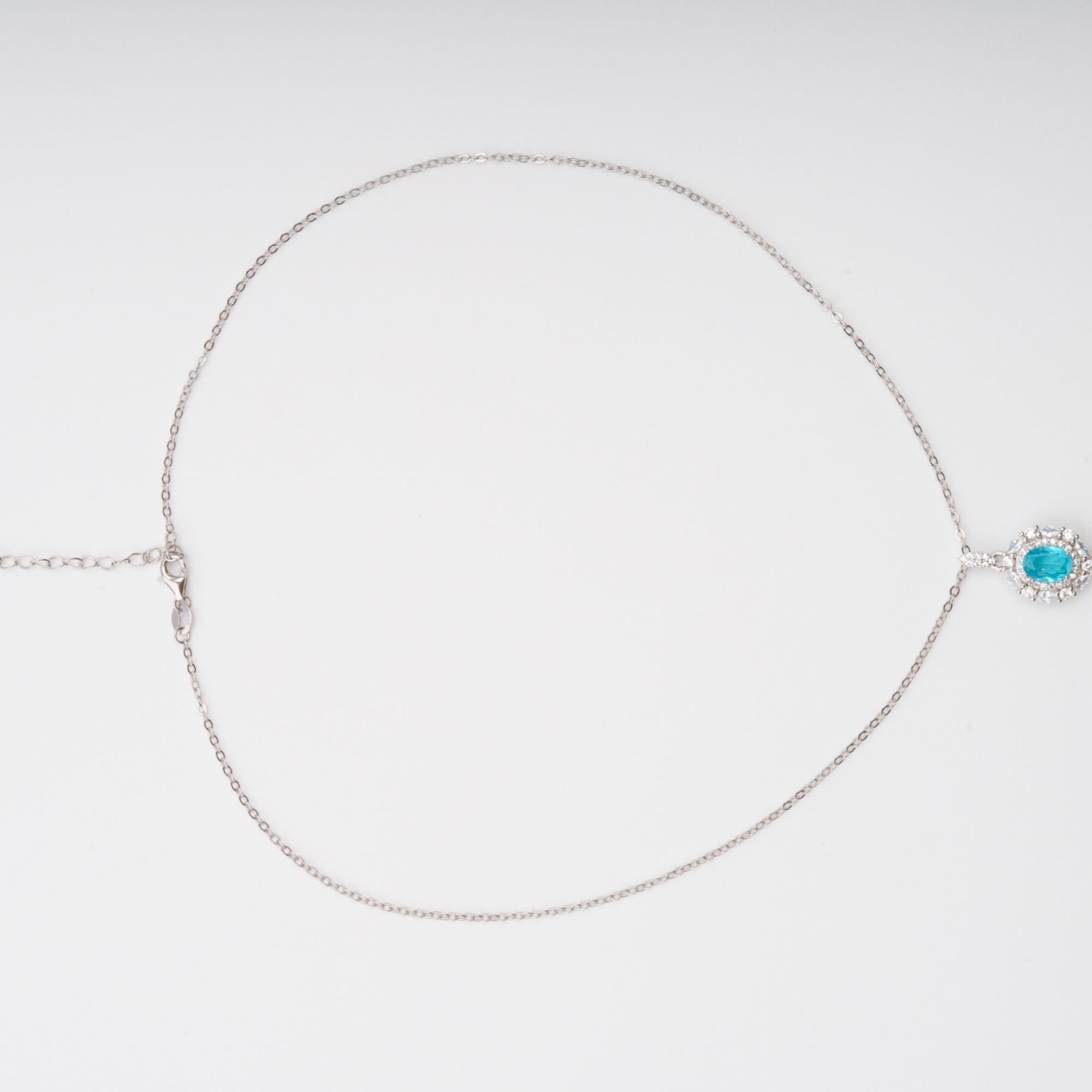 قلادة أنينا الزرقاء البيضاوية المصنوعة من أحجار كريمة من الفضة الإسترلينية