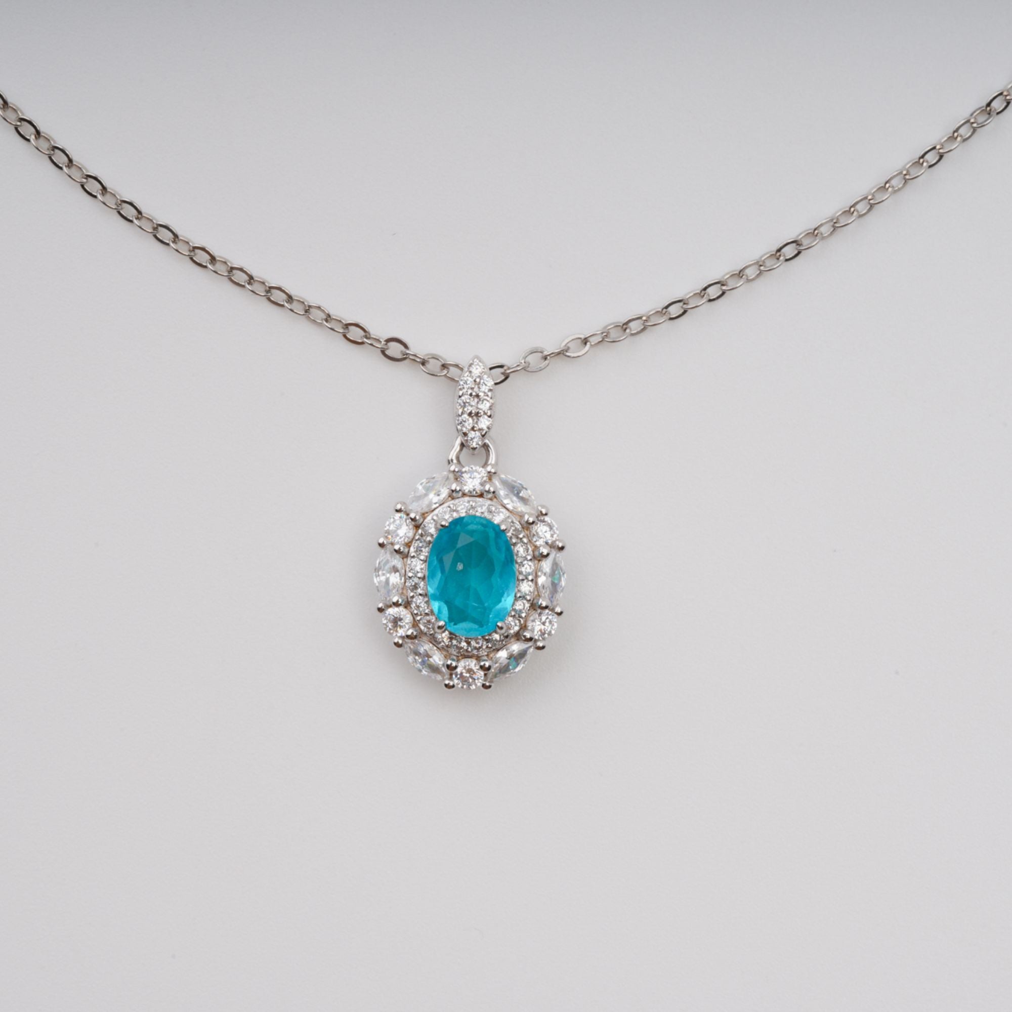 قلادة أنينا الزرقاء البيضاوية المصنوعة من أحجار كريمة من الفضة الإسترلينية