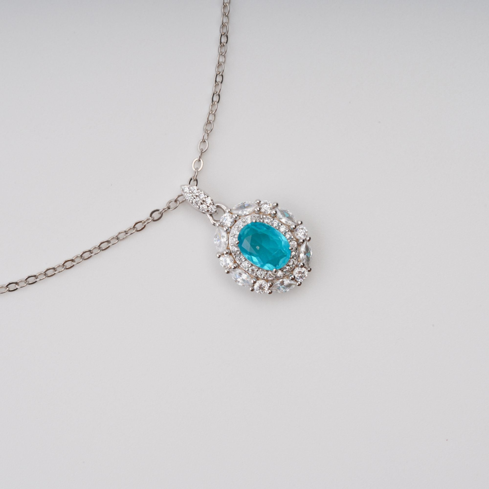 قلادة أنينا الزرقاء البيضاوية المصنوعة من أحجار كريمة من الفضة الإسترلينية