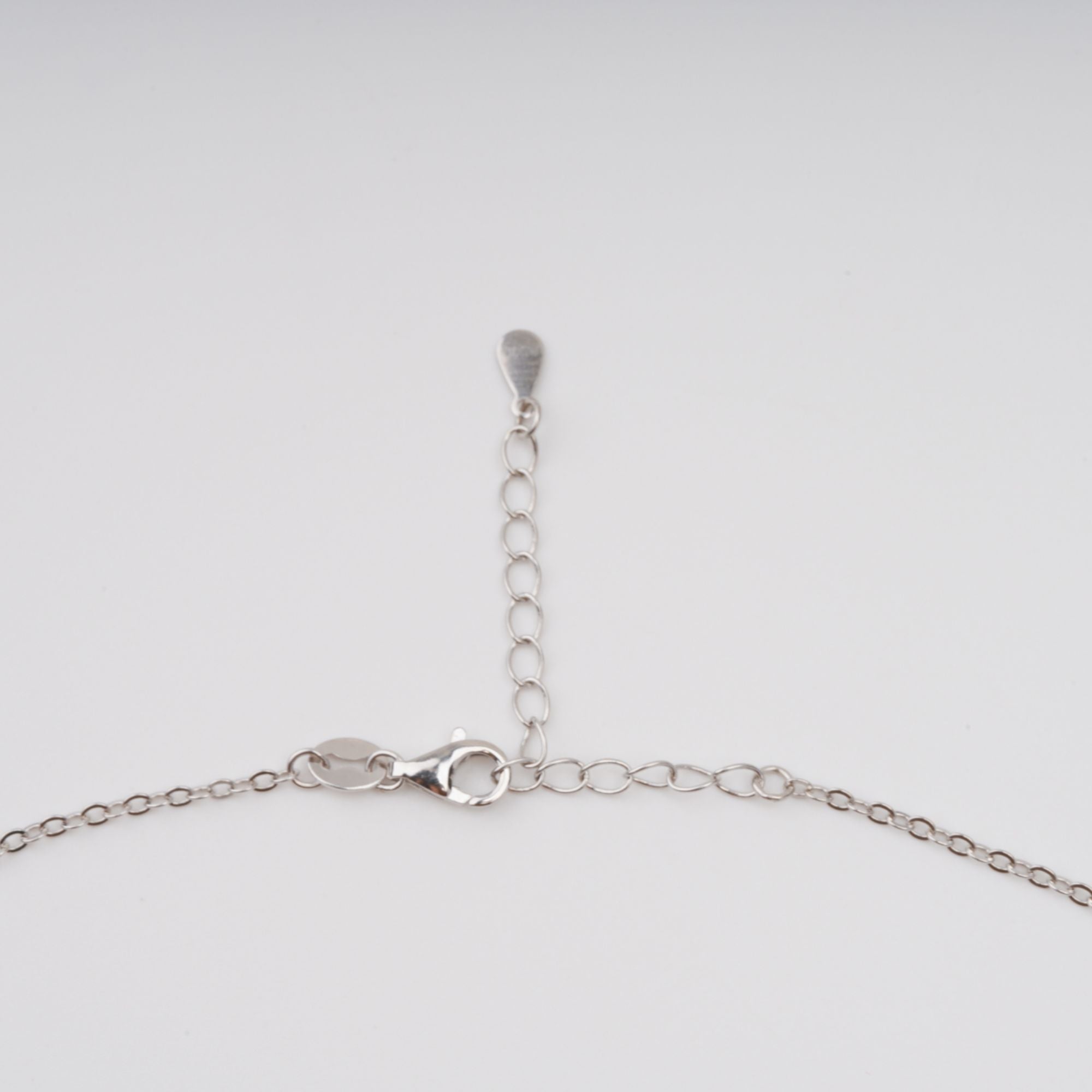 قلادة كايسو الخضراء البيضاوية المصنوعة من أحجار كريمة من الفضة الإسترلينية