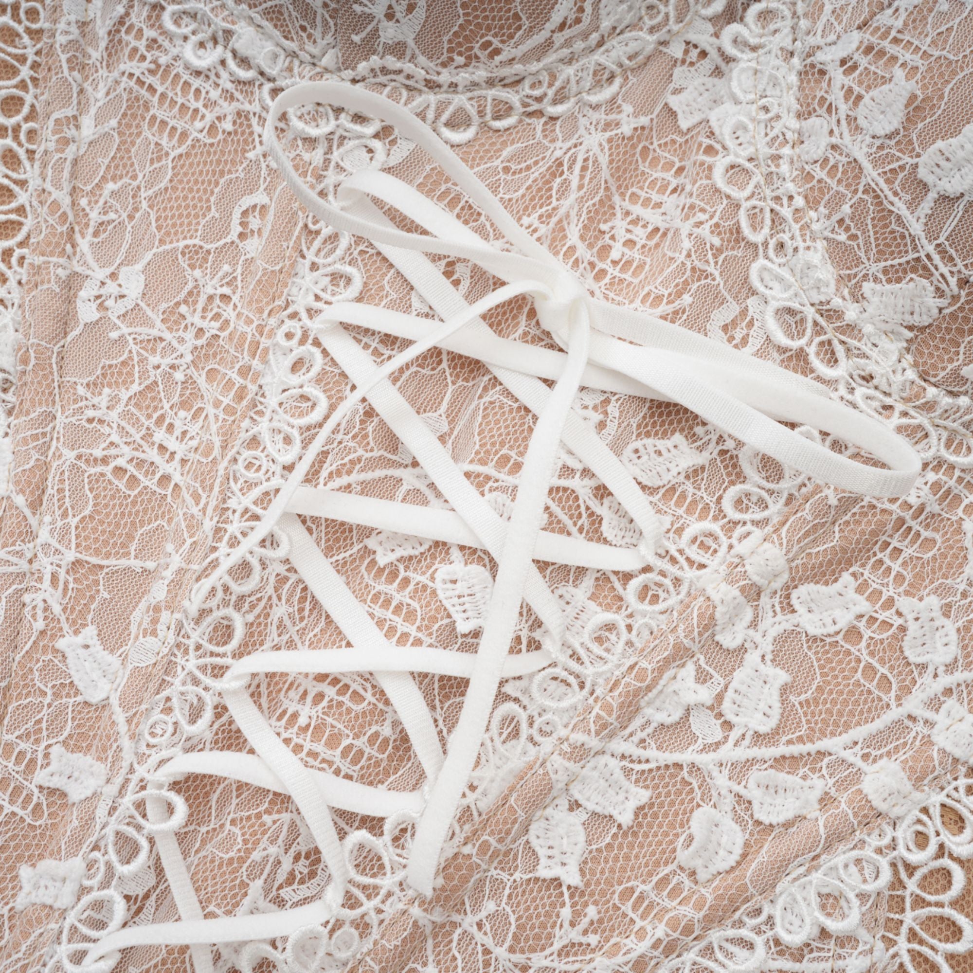 Karine Bustier-Top mit floralen Spitzeneinsätzen