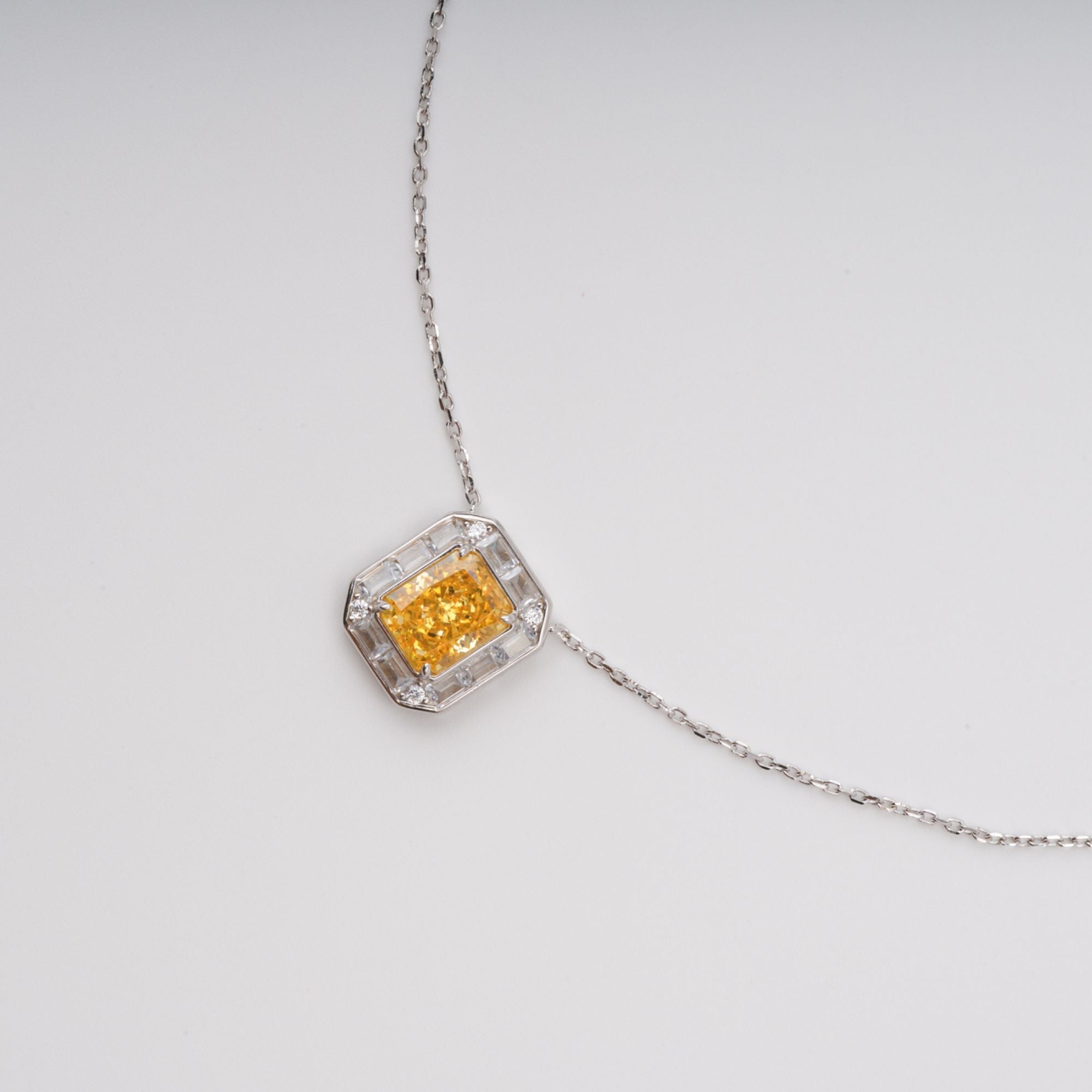 قلادة عينى من الفضة الاسترلينية مرصعة بأحجار كريمة مربعة صفراء