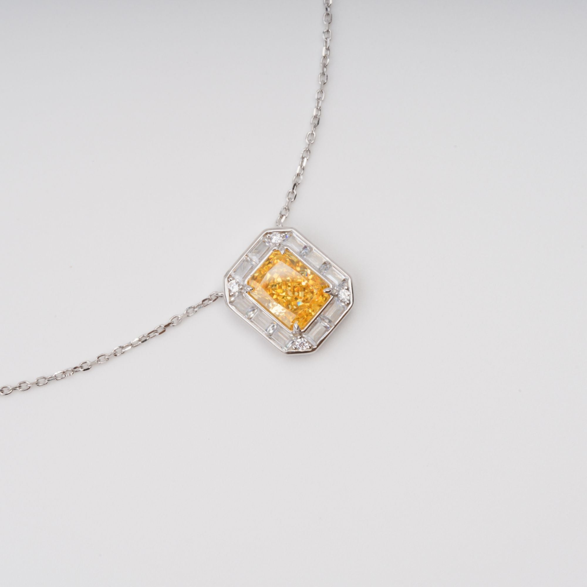 قلادة عينى من الفضة الاسترلينية مرصعة بأحجار كريمة مربعة صفراء