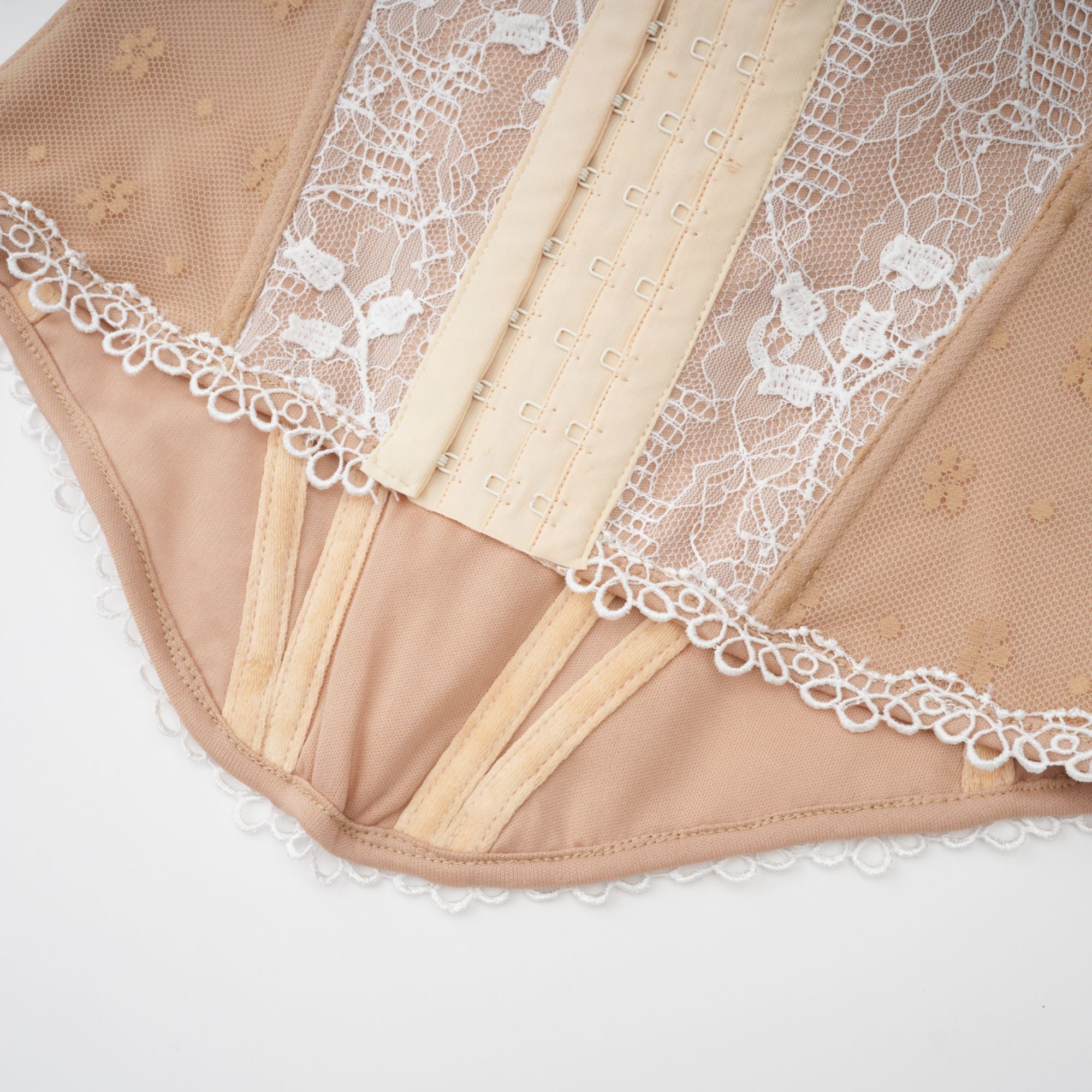 Karine Bustier-Top mit floralen Spitzeneinsätzen